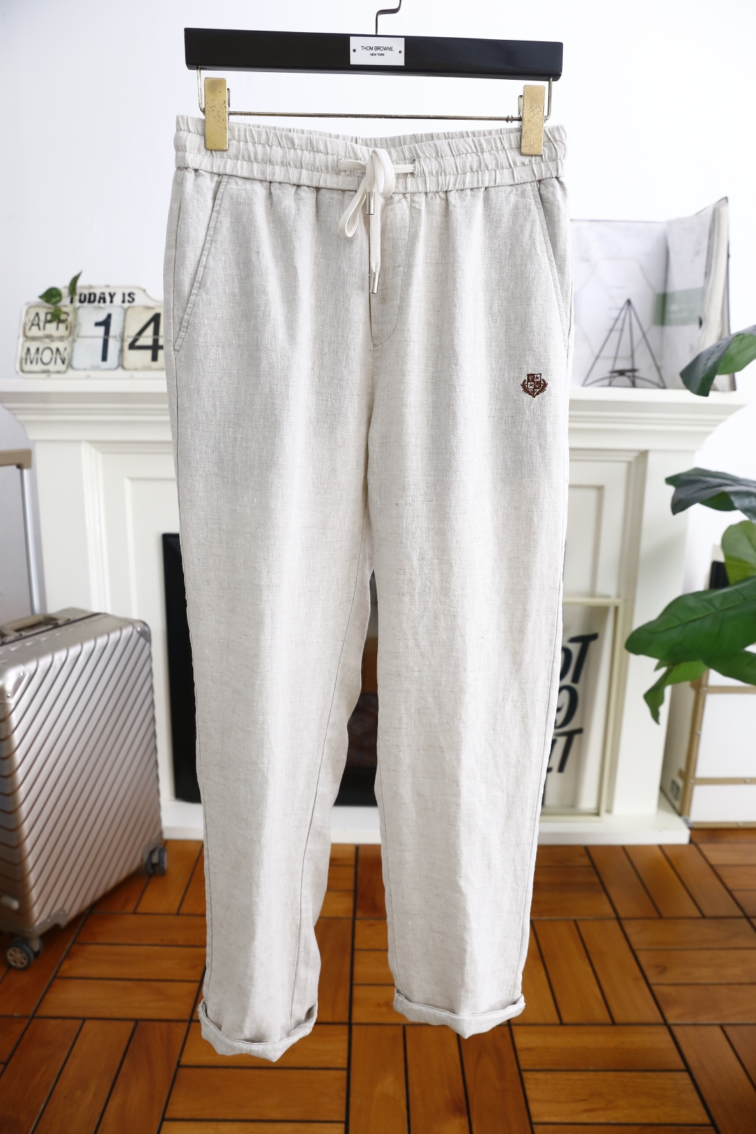 NO:410276,Zenia/Ze*na. 25 new summer fashion thin men's cotton and linen casual pants!  It uses imported high-end cotton and linen fabrics, and is designed with classic exquisite embroidered letters LOGO patterns. The upper body is casual and comfortable!  Casual feet paired with unrestrained feeling!  The same product for overseas European counters, the upper body is fashionable and sporty, very low-key and luxurious!  The stitching of the turner is delicate and strong!  Perfect three-dimensional tailoring, highly recommend buying the product!  Counter size 29-42, 35/37.39!  Shipping the next day!  ,zegna,alexander wang19860909杰尼亚/Ze*na. 25夏季新品时尚薄款男士棉麻休闲裤！采用进口高档顶级棉麻面料,奢华品牌经典精致绣花字母LOGO图案设计 上身随意舒服！休闲小脚搭配无束缚感！海外欧洲专柜同品,上身时尚运动显时尚,很低调且不失奢华品味！车工缝线细致而强悍！完美立体剪裁,强烈推荐购入货色！专柜尺码29-42,有35/无37.39！隔天出货！,,zegna,alexander wang,Men's clothing