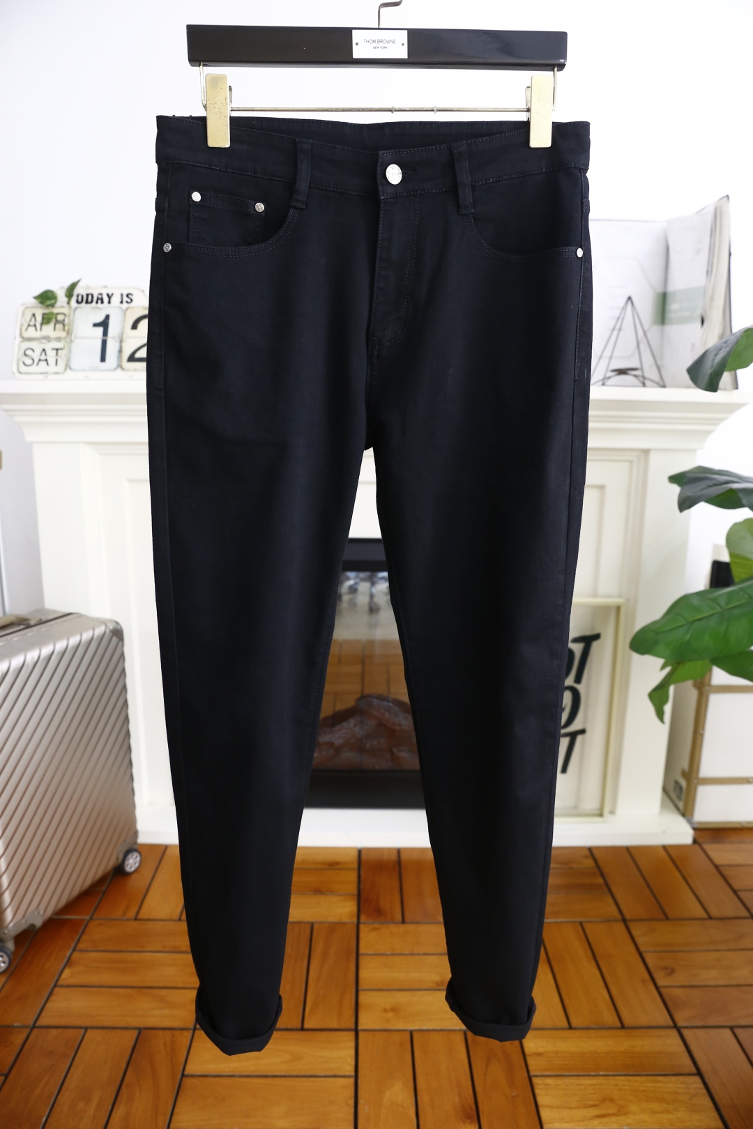 NO:410265,Louis Viet*/LV. New summer original single high-end men's dark versatile casual jeans!  Luxury and classic brand LOGO accessories, very comfortable to wear, low-key and luxurious, very classy when worn, no need to say anything about the style and cutting of the pants. The upper body is exquisite and vivid, and the top quality is top-quality. The selection of truly palace-grade denim. High-end top-washed denim fabric, excellent quality, and heavy washing makes the pants very soft!  Not picky about people, the upper body is absolutely stylish and extremely luxurious. Counter size 29-38, 35/37!  Shipping the next day!  ,,louis vuitton,louis vuitton,jeans,alexander wang19860909路易威*/LV. 夏季新品原单高端男士深色百搭休闲牛仔裤！奢华经典品牌LOGO配饰 身穿着非常舒适 低调不失奢华 穿出去非常有档次 裤型款式和裁剪亦无需多言 上身精致跃然高档一等一顶级质料 真正殿堂级的牛仔布选用 高档顶级洗水牛仔面料,品质卓然,经过重水洗使得裤子很柔软！不挑人 上身绝对的有型 极度奢华. 专柜尺码 29-38,有35/无37！隔天出货！,,louis vuitton,louis vuitton,jeans,alexander wang,Men's clothing