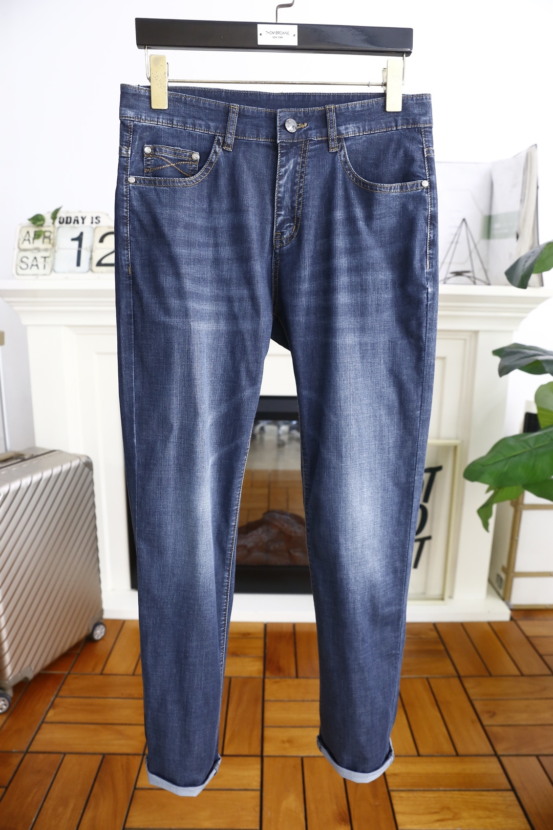 NO:410261,Brunello Cucinelli. 25 summer new thin original single high-end men's casual pants!  Luxury classic brand letter LOGO accessories, hot-selling models for overseas counters, very comfortable to wear, low-key and luxurious, very classy when worn, no need to say much about the trouser style and cutting, the upper body is exquisite and vivid, high-end and top-grade material, truly palace-grade denim selection, high-end top-washing denim fabric, excellent quality, heavy washing makes the pants very soft!  Not picky about people, the upper body is absolutely stylish and extremely luxurious. Counter size 29-38, 35/37!  Shipping the next day!  brunello cucinelli alexander wang19860909Brunello Cucinelli. 25夏季新品薄款原单高端男士休闲裤！奢华经典品牌字母LOGO配饰 海外专柜热销款 身穿着非常舒适 低调不失奢华 穿出去非常有档次 裤型款式和裁剪亦无需多言 上身精致跃然高档一等一顶级质料 真正殿堂级的牛仔布选用 高档顶级洗水牛仔面料,品质卓然,经过重水洗使得裤子很柔软！不挑人 上身绝对的有型 极度奢华. 专柜尺码 29-38,有35/无37！隔天出货！,,brunello cucinelli,alexander wang,Men's clothing