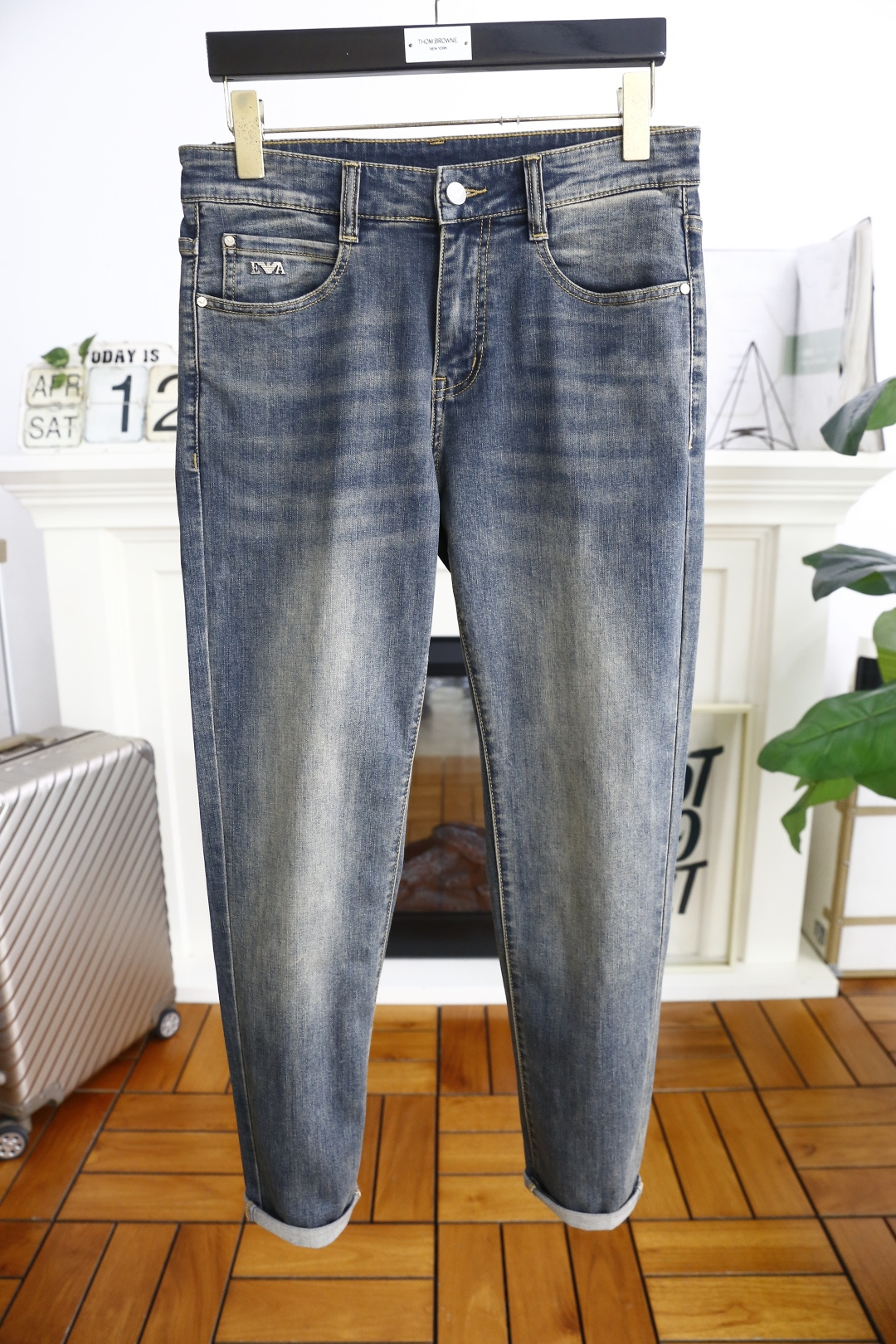 NO:410270,Ama*/Ar*ani. 25 spring and summer new original single high-end men's casual pants!  Luxury classic brand Feiying LOGO accessories, hot-selling models for overseas counters, very comfortable to wear, low-key and luxurious, very classy when worn, no need to say much about the trouser style and cutting. The upper body is exquisite and vivid, high-end and top-grade material. The selection of real palace-grade denim. High-end top-washed denim fabric, excellent quality, and heavy washing makes the pants very soft!  Not picky about people, the upper body is absolutely stylish and extremely luxurious. Counter size 29-38, 35/37!  Shipping the next day!  ,alexander wang19860909阿玛*/Ar*ani. 25春夏新品原单高端男士休闲裤！奢华经典品牌飞鹰LOGO配饰 海外专柜热销款 身穿着非常舒适 低调不失奢华 穿出去非常有档次 裤型款式和裁剪亦无需多言 上身精致跃然高档一等一顶级质料 真正殿堂级的牛仔布选用 高档顶级洗水牛仔面料,品质卓然,经过重水洗使得裤子很柔软！不挑人 上身绝对的有型 极度奢华. 专柜尺码 29-38,有35/无37！隔天出货！,,alexander wang,Men's clothing