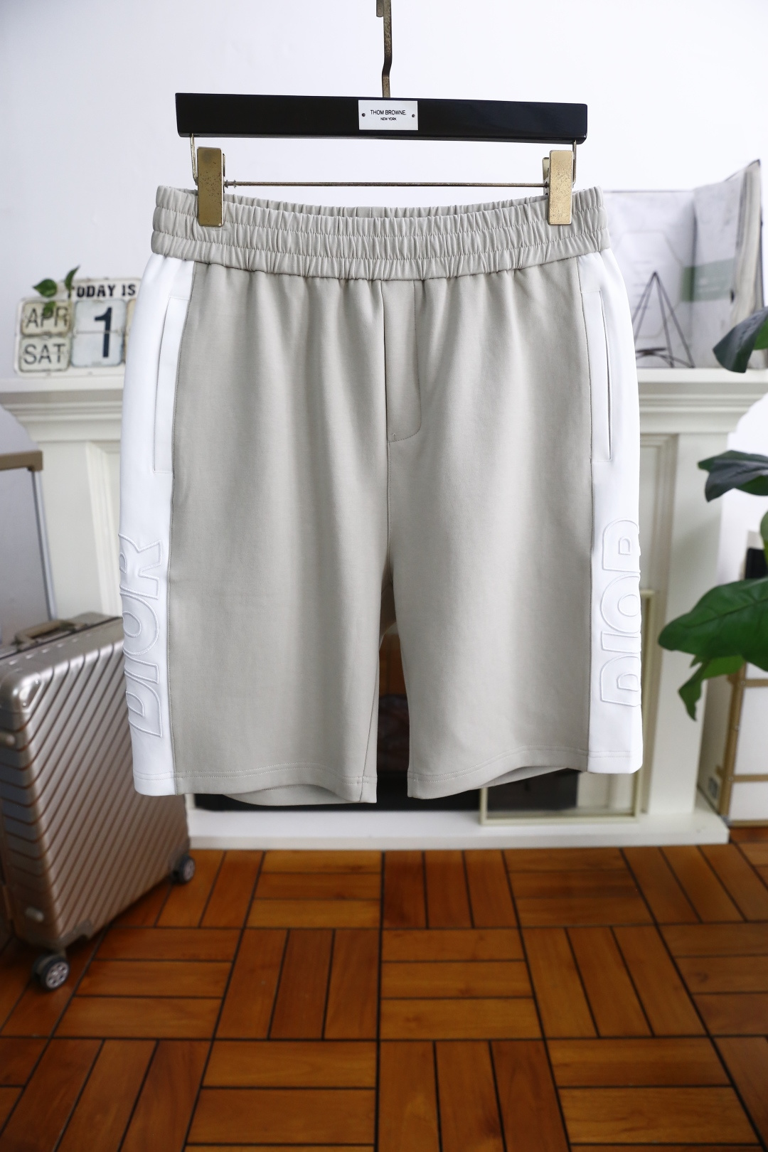 NO:410280,Dior/Christian D*or. New fashion casual shorts for men in summer!  Classic and versatile style, no too much decoration, main fabric and style, elastic waist, insert pockets on both sides, luxurious brand letter LOGO on the side as the highlight of details. The fabric is made of top-quality comfortable fabric, moderate thickness, skin-friendly on the upper body, breathable, and has a good sense of crispness. Orders of the whole quality!  Counter size 48-56, shipped the next day!  ,dior,shorts,alexander wang19860909迪奥/Christian D*or. 夏季男士新品时尚休闲短裤！经典百搭的款式 没有过多的装饰 主打面料与版型 松紧腰两侧插袋设计侧面奢华品牌字母LOGO作为细节亮点 面料采用顶级舒适面料,厚度适中,上身亲肤 透气,能有很好的挺括感 全品相的订单！专柜尺码48-56,隔天出货！,,dior,shorts,alexander wang,Men's clothing