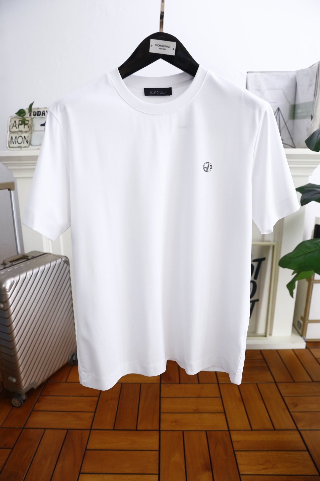 NO:410227,Gucci/Gu*ci. New classic versatile men's headband short-sleeved shirt in summer!  Luxurious classic custom logo pairing on the chest!  High-end custom versatile styles that anyone can easily control. Use high-end top-quality comfortable and breathable cotton fabric!  It is very high-end and understandable. It must be purchased!  The style and tailoring are slim styles, which are very exquisite, showing aura and highlighting the exquisiteness of business men. This is the unique feature, the right slim fit, and the upper body effect is very good!  Counter size S-3XL, shipped the next day!  ,gucci,T-shirt,alexander wang19860909古驰/Gu*ci. 夏季新款经典百搭男士头套短袖衫！胸前奢华经典定制LOGO搭配！高级定制百搭款式 任何人都可以轻松驾驭 采用高档顶级舒适透气棉面料！非常显档次懂货的必须入！版型剪裁属于修身款 非常精致,显气场,又会凸显商务男士的精致,这就是独到之处,恰到好处的修身,上身效果非常赞！专柜尺码S-3XL,隔天出货！,,gucci,T-shirt,alexander wang,Men's clothing