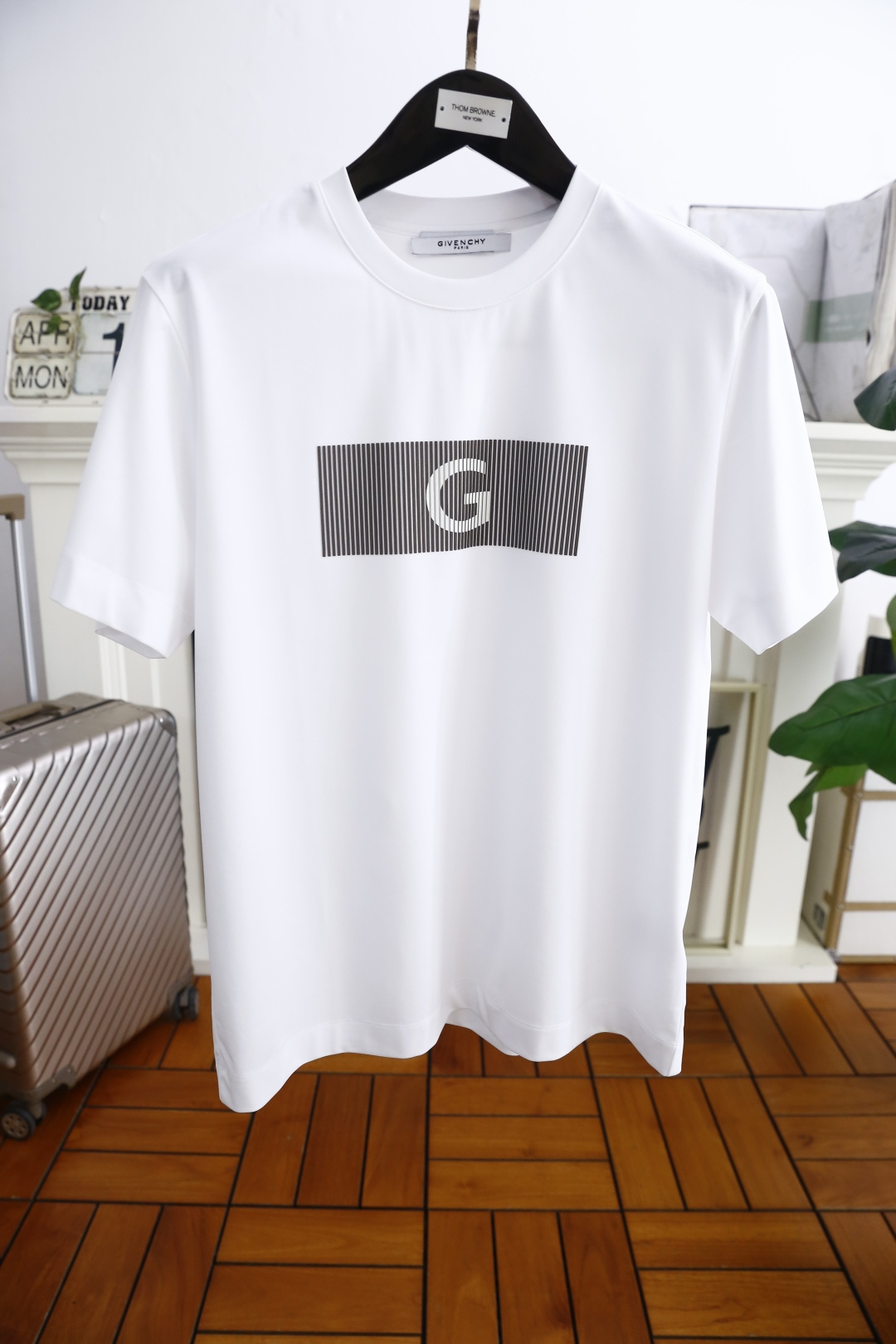 NO:410207,Given*hy. New summer products for men's round neck short sleeves, luxury brand custom LOGO logo on the chest, you can appreciate the youthfulness and fashion sense brought by this design!  The overall style is fashionable and trendy, using comfortable and breathable fabric, soft, skin-friendly and breathable, and has a very crisp and crisp drooping feeling. The upper body is fashionable and fashionable, and it is a must-have item for trendy men!  Counter size 46-56, shipped the next day!  ,,givenchy,givenchy,T-shirt,alexander wang19860909纪梵希/Given*hy. 夏季新品男士圆领短袖胸前奢华品牌定制LOGO标识标注上身就能体会这款设计带来的年轻与时尚感！整体时尚而有潮流,采用舒适透气面料 柔软亲肤透气 ,又有很好的挺括 垂感 上身时尚潮流色系,潮男必备单品！专柜尺码46-56,隔天出货！,,givenchy,givenchy,T-shirt,alexander wang,Men's clothing