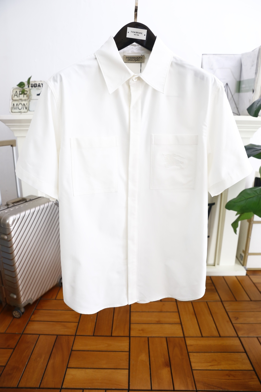 NO:410284,Burbe*ry. 25 summer new men's short-sleeved shirt is on sale. Original single ruthless product. The classic war horse logo design on the chest brand. The feel is very delicate and smooth. After special craftsmanship, it has excellent skin-friendliness, exquisite craftsmanship, smooth lines, and perfect match!  Easy to advance the fashionable feeling, not easy to wrinkle, neatly car, rare good product, counter size 48-56, shipped the next day!  ,burberry,burberry,shirts,T-shirt,alexander wang19860909巴宝丽/Burbe*ry. 25夏季新款男士短袖衬衫发售 原单狠货 胸前品牌经典战马Logo设计 手感非常细腻柔顺,经过特殊工艺处理,亲肤性极佳,工艺精湛,线条流畅,完美搭配！轻松将时髦感进阶 不易起皱,车工整齐,难得一见的好货 专柜尺码48-56,隔天出货！,,burberry,burberry,shirts,T-shirt,alexander wang,Men's clothing