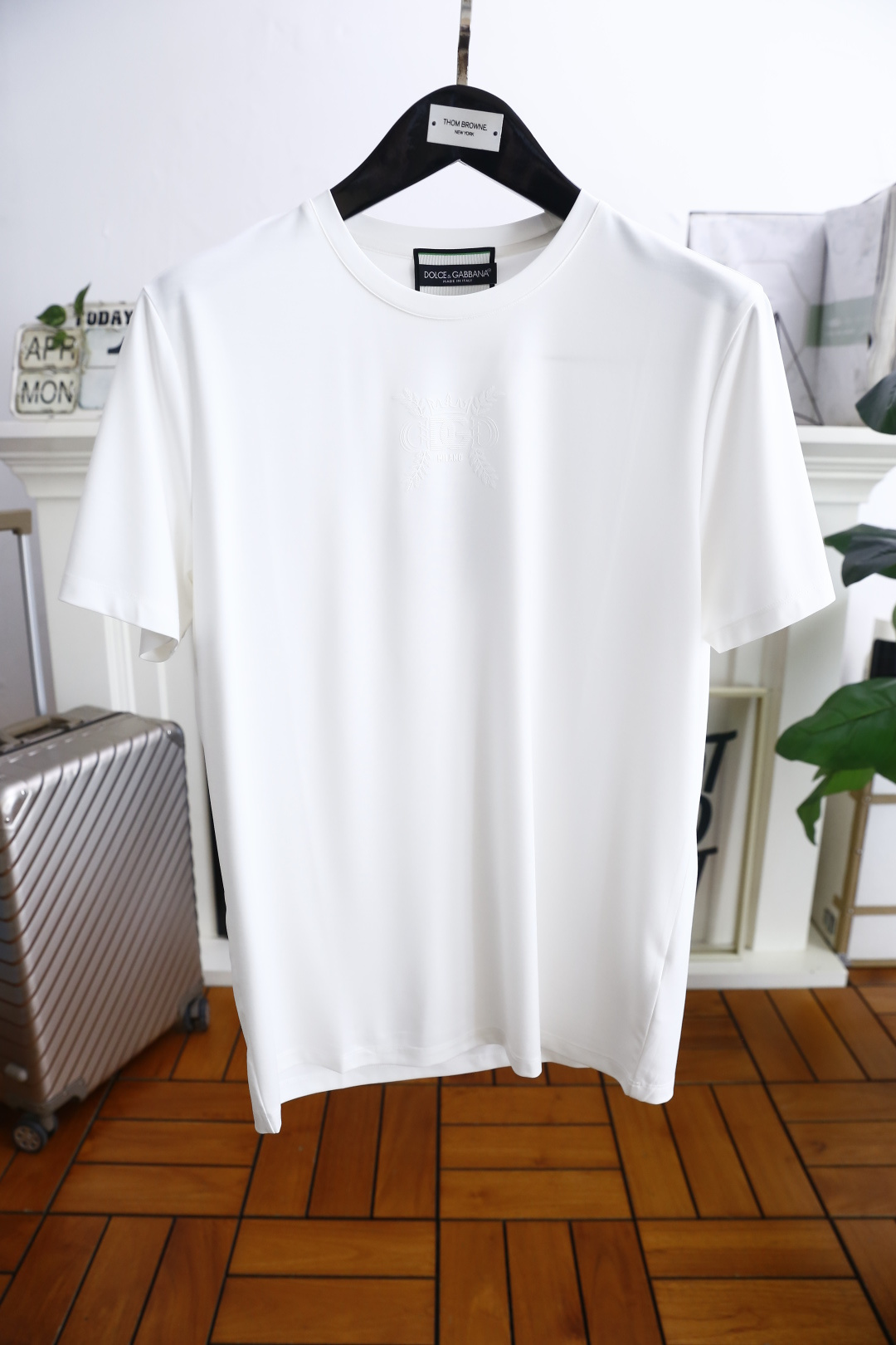 NO:410212,Dolce & Gabbana. New summer fashion men's round neck short sleeves!  The luxury brand letter LOGO logo on the chest can be used to appreciate the youthfulness and fashion sense brought by this design!  The overall style is fashionable and trendy, and it uses double mercerized cotton fabric, which is soft, skin-friendly and breathable, and has a very crisp and drape. It has a fashionable and fashionable color system on the upper body, a must-have item for trendy men!  Counter size 48-56, shipped the next day!  ,Dolce & Gabbana,Dolce & Gabbana,T-shirt,alexander wang19860909杜嘉班纳/Dolce & Gabbana. 夏季新款时尚男士圆领短袖！胸前奢华品牌字母LOGO标识标注上身就能体会这款设计带来的年轻与时尚感！整体时尚而有潮流,采用双丝光棉面料 柔软亲肤透气 ,又有很好的挺括 垂感 上身时尚潮流色系,潮男必备单品！专柜尺码48-56,隔天出货！,,Dolce&Gabbana,Dolce&Gabbana,T-shirt,alexander wang,Men's clothing