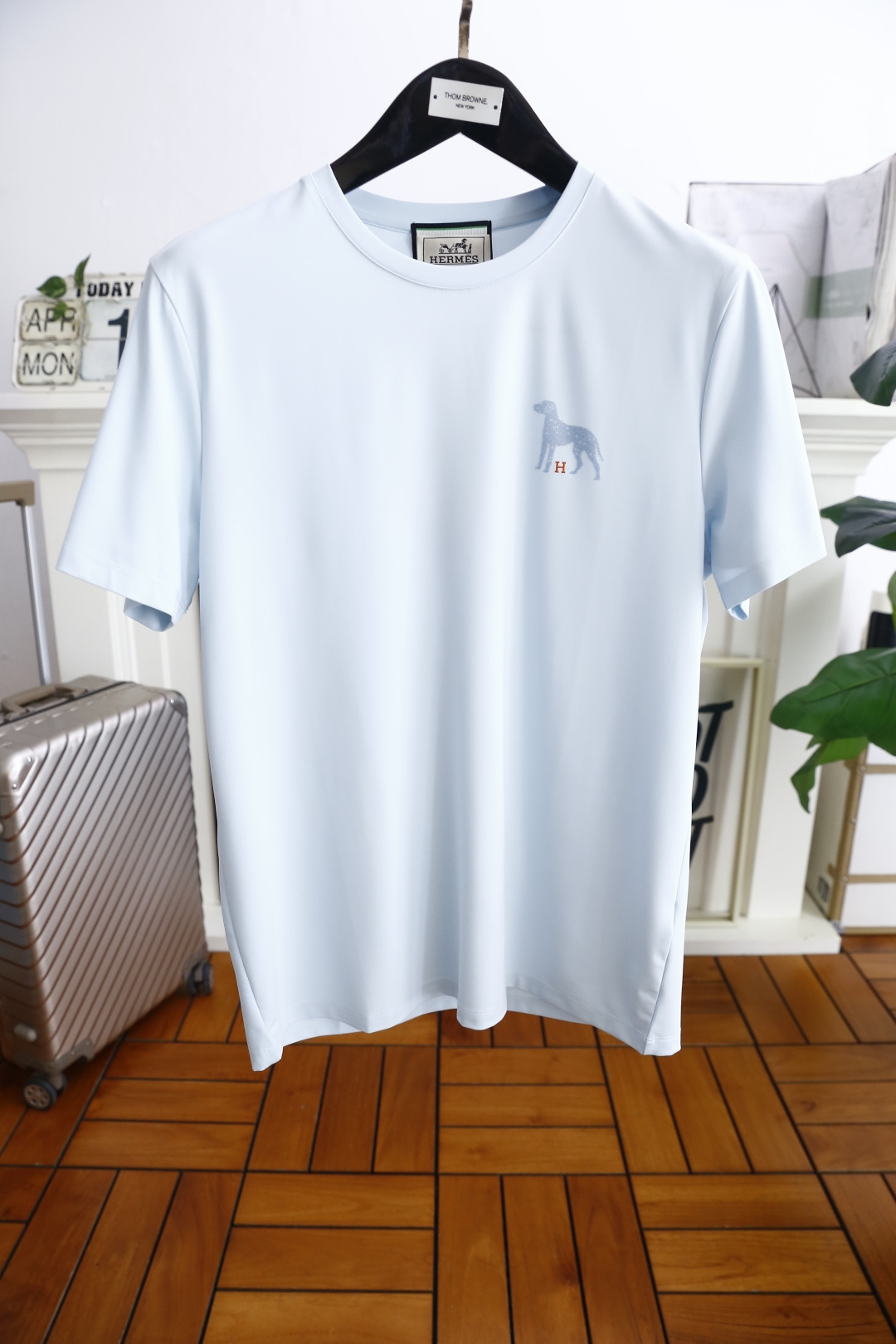 NO:410215,Aima 4/Her*es. The new summer products of men's round neck short sleeves, luxurious classic elements on the chest, and you can appreciate the youthfulness and fashion sense brought by this design!  The overall style is fashionable and trendy, using comfortable and breathable cotton fabric, soft, skin-friendly and breathable, and has a very crisp and crisp drooping feeling. The upper body is fashionable and fashionable colors, a must-have item for trendy men!  Counter sizes 48-58, shipped the next day!  , hermes, T-shirt,alexander wang19860909爱马4/Her*es. 夏季新品男士圆领短袖胸前奢华经典元素LOGO标识标注上身就能体会这款设计带来的年轻与时尚感！整体时尚而有潮流,采用舒适透气棉面料 柔软亲肤透气 ,又有很好的挺括 垂感 上身时尚潮流色系,潮男必备单品！专柜尺码48-58,隔天出货！,,hermes,T-shirt,alexander wang,Men's clothing