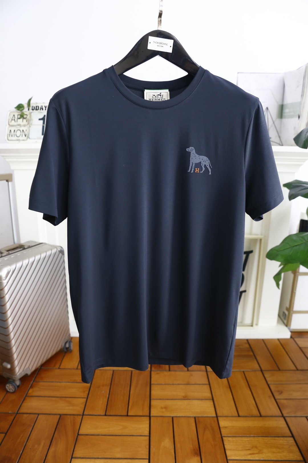 NO:410217,Aima 4/Her*es. The new summer products of men's round neck short sleeves, luxurious classic elements on the chest, and you can appreciate the youthfulness and fashion sense brought by this design!  The overall style is fashionable and trendy, using comfortable and breathable cotton fabric, soft, skin-friendly and breathable, and has a very crisp and crisp drooping feeling. The upper body is fashionable and fashionable colors, a must-have item for trendy men!  Counter sizes 48-58, shipped the next day!  , hermes, T-shirt,alexander wang19860909爱马4/Her*es. 夏季新品男士圆领短袖胸前奢华经典元素LOGO标识标注上身就能体会这款设计带来的年轻与时尚感！整体时尚而有潮流,采用舒适透气棉面料 柔软亲肤透气 ,又有很好的挺括 垂感 上身时尚潮流色系,潮男必备单品！专柜尺码48-58,隔天出货！,,hermes,T-shirt,alexander wang,Men's clothing