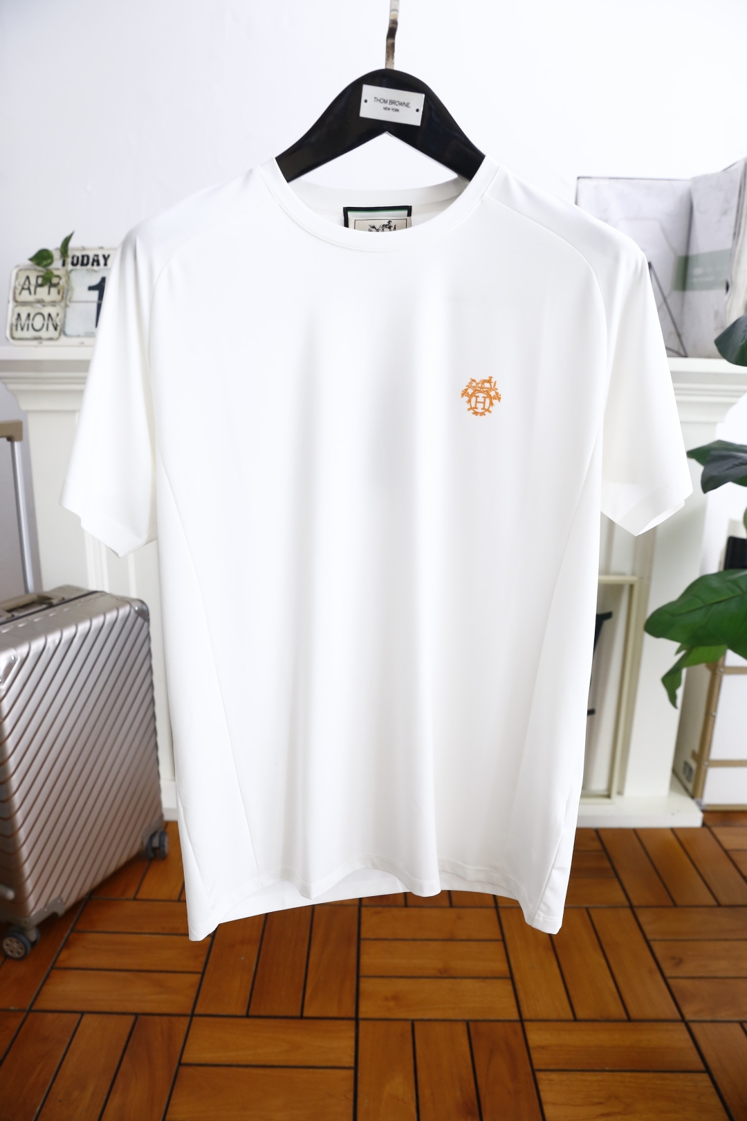 NO:410222,Aima 4/Her*es. New summer products for men's short-sleeved fashion classic round neck design!  Luxury classic brand letter LOGO matching!  High-end custom versatile styles that anyone can easily control. Use high-end top double mercerized cotton fabric!  It is very high-end and understandable. It must be purchased!  The style and tailoring are slim styles, which are very exquisite, showing aura and highlighting the exquisiteness of business men. This is the unique feature, the right slim fit, and the upper body effect is very good!  Counter size M-3XL, shipped the next day!  , hermes, T-shirt,alexander wang19860909爱马4/Her*es. 夏季新品男士短袖时尚经典圆领设计！奢华经典品牌字母LOGO搭配！高级定制百搭款式 任何人都可以轻松驾驭 采用高档顶级双丝光棉面料！非常显档次懂货的必须入！版型剪裁属于修身款 非常精致,显气场,又会凸显商务男士的精致,这就是独到之处,恰到好处的修身,上身效果非常赞！专柜尺码M-3XL,隔天出货！,,hermes,T-shirt,alexander wang,Men's clothing