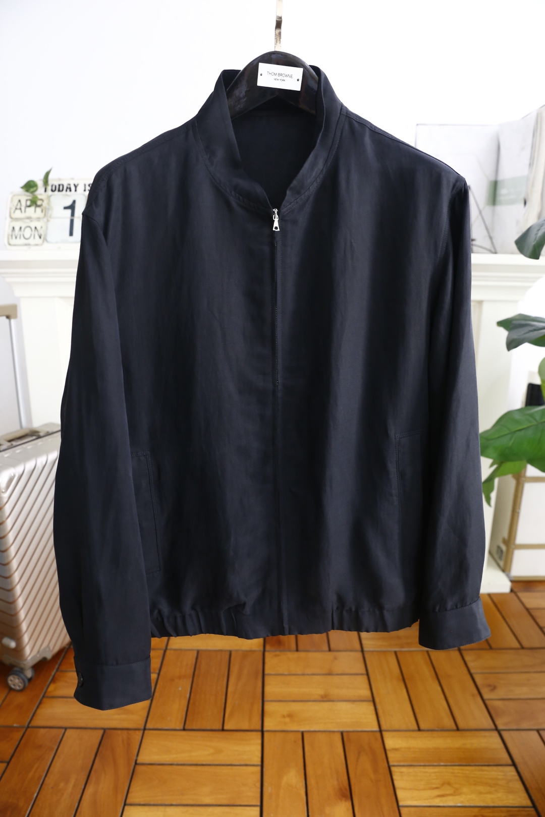 NO:410244,Ama*/Arm*ni. New products in spring and summer!  Fashionable men's thin zippered jacket!  Comfortable and versatile, extremely popular item!  Classic brand elements matching!  It is made of comfortable and breathable fabric, with high-quality texture, exquisite and exquisite detailing and exquisite auxiliary materials. It is a single item with extremely high shaping. Its appearance on the street is absolutely eye-catching and has an excellent equipment that can be selected from thousands of people!  Counter size M-3XL, shipped the next day!  ,,jackets & coats,alexander wang19860909阿玛*/Arm*ni. 春夏新品！时尚男士薄款拉链夹克！舒适百搭,人气极高的一款单品！经典品牌元素搭配！采用舒适透气面料高克重材质,质感非常细腻,细节工艺精湛考究,辅料皆为外商客供,塑造性极高的一款单品,出街造型绝对招眼吸睛,万里挑一的绝佳装备！专柜尺码M-3XL,隔天出货！,,jackets & coats,alexander wang,Men's clothing