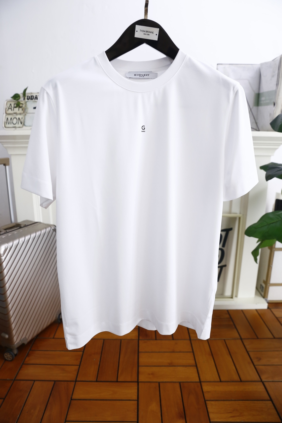 NO:160432,Given*hy. 2025 summer new product for men's round neck short sleeves, luxury brand custom LOGO logo on the chest, you can experience the youthfulness and fashion sense brought by this design!  The overall style is fashionable and trendy, using comfortable and breathable fabric, soft, skin-friendly and breathable, and has a very crisp and crisp drooping feeling. The upper body is fashionable and fashionable, and it is a must-have item for trendy men!  Counter size 46-56, shipped the next day!  ,,givenchy,givenchy,T-shirt,alexander wang19860909纪梵希/Given*hy. 2025夏季新品男士圆领短袖胸前奢华品牌定制LOGO标识标注上身就能体会这款设计带来的年轻与时尚感！整体时尚而有潮流,采用舒适透气面料 柔软亲肤透气 ,又有很好的挺括 垂感 上身时尚潮流色系,潮男必备单品！专柜尺码46-56,隔天出货！,,givenchy,givenchy,T-shirt,alexander wang,Men's clothing