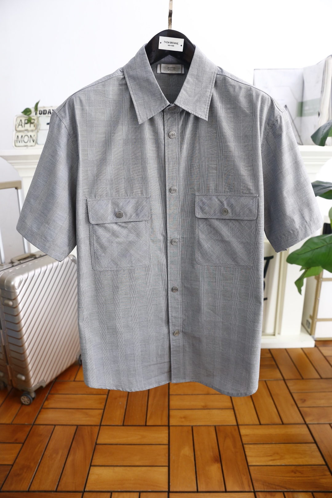 NO:410249,Dior/Christian D*or. New summer classic versatile men's short-sleeved shirt!  The classic brand element design has a very delicate and smooth feel. After special craftsmanship, it has excellent skin-friendliness, exquisite craftsmanship, smooth lines, and perfect match!  Easy to advance the fashionable feeling, not easy to wrinkle, neatly car, rare good product, counter size 48-56, shipped the next day!  ,dior,shirts,T-shirt,alexander wang19860909迪奥/Christian D*or. 夏季新品经典百搭男士短袖衬衫！经典品牌元素设计手感非常细腻柔顺,经过特殊工艺处理,亲肤性极佳,工艺精湛,线条流畅,完美搭配！轻松将时髦感进阶 不易起皱,车工整齐,难得一见的好货 专柜尺码48-56,隔天出货！,,dior,shirts,T-shirt,alexander wang,Men's clothing
