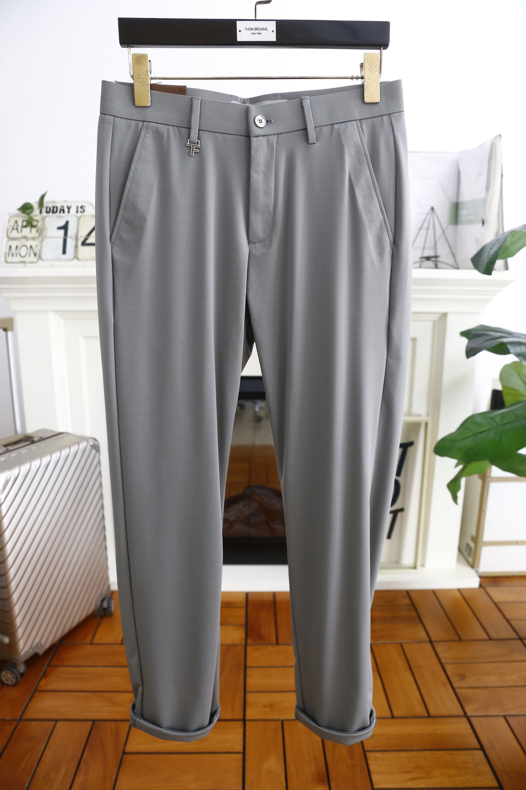 NO:410233,TF. New summer fashion products for men's casual trousers!  It is made of comfortable and breathable fabric, luxurious and classic brand letter LOGO design, and the upper body is casual and comfortable!  No sense of restraint!  The same product for overseas European counters, the upper body is fashionable and sporty, very low-key and luxurious!  The stitching of the turner is delicate and strong!  Perfect three-dimensional tailoring, highly recommend buying the product!  Counter size: 29-40, 35/37.39!  Shipping the next day!  ,,tom ford,alexander wang19860909TF. 夏季时尚新品男士休闲西裤！采用舒适透气面料,奢华经典品牌字母LOGO设计 上身随意舒服！无束缚感！海外欧洲专柜同品,上身时尚运动显时尚,很低调且不失奢华品味！车工缝线细致而强悍！完美立体剪裁,强烈推荐购入货色！专柜尺码:29-40,有35/无37.39！隔天出货！,,tom ford,alexander wang,Men's clothing