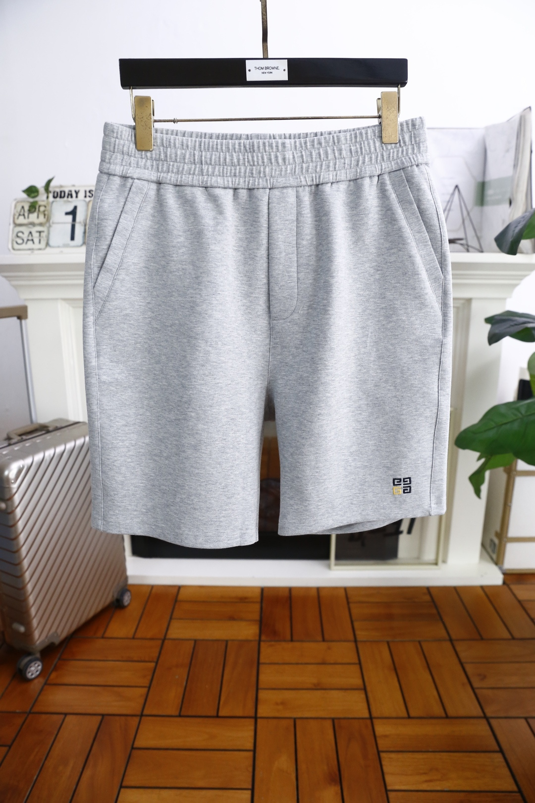 NO:410239,Given*hy. New fashion casual shorts for men in summer!  Classic and versatile styles, no too much decoration, main fabric and style, elastic waist, insert pockets on both sides of the luxury classic brand logo as the highlight of details. The fabric is made of top-quality comfortable fabric, moderate thickness, skin-friendly on the upper body, breathable, and has a good sense of crispness. Orders of the full quality!  Counter size 48-56, shipped the next day!  , given , given , given , given , shorts , alexander wang19860909纪梵希/Given*hy. 夏季男士新品时尚休闲短裤！经典百搭的款式 没有过多的装饰 主打面料与版型 松紧腰两侧插袋设计奢华经典品牌LOGO作为细节亮点 面料采用顶级舒适面料,厚度适中,上身亲肤 透气,能有很好的挺括感 全品相的订单！专柜尺码48-56,隔天出货！,,givenchy,givenchy,shorts,alexander wang,Men's clothing