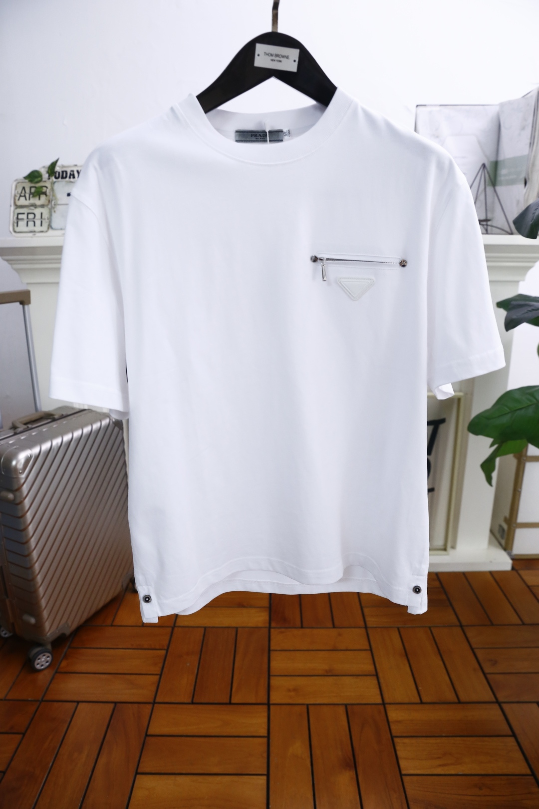 NO:160429,Pula*/Pr*da. 2025 summer new product men's round neck short sleeves, luxury brand triangle logo logo on chest, you can appreciate the youthfulness and fashion sense brought by this design!  The overall fashion is fashionable and trendy. The fabric is made of top-quality fabrics for customer supply, soft, skin-friendly and breathable, and has a very crisp and crisp drooping feeling. The upper body is fashionable and fashionable, and it is a must-have item for trendy men!  Counter size 48-56, shipped the next day!  ,,prada,T-shirt,alexander wang19860909普拉*/Pr*da. 2025夏季新品男士圆领短袖胸前奢华品牌三角标LOGO标识标注上身就能体会这款设计带来的年轻与时尚感！整体时尚而有潮流,面料采用客供顶级面料 柔软亲肤透气 ,又有很好的挺括 垂感 上身时尚潮流色系,潮男必备单品！专柜尺码48-56,隔天出货！,,prada,T-shirt,alexander wang,Men's clothing