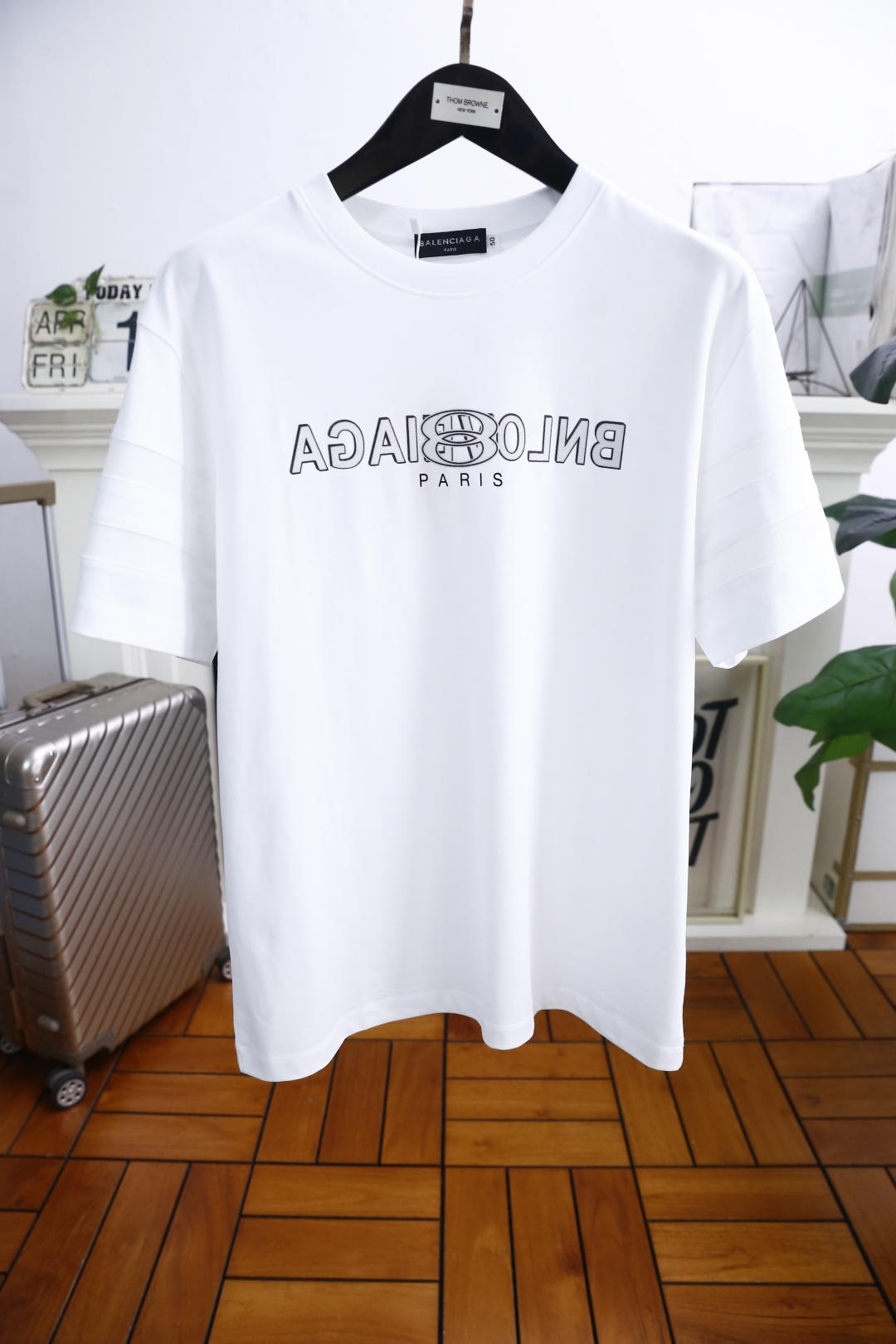 NO:410299,Balen*iaga. New summer products for men's round neck, short sleeves, luxury classic brand custom LOGO logo marked with the upper body to experience the youthfulness and fashion sense brought by this design!  The overall style is fashionable and trendy, using comfortable and breathable cotton fabric, soft, skin-friendly and breathable, and has a very crisp and crisp drooping feeling. The upper body is fashionable and fashionable colors, a must-have item for trendy men!  Counter size 48-56, shipped the next day!  ,balenciaga,balenciaga,T-shirt,alexander wang19860909巴黎世家/Balen*iaga. 夏季新品男士圆领短袖奢华经典品牌定制LOGO标识标注上身就能体会这款设计带来的年轻与时尚感！整体时尚而有潮流,采用舒适透气棉面料 柔软亲肤透气 ,又有很好的挺括 垂感 上身时尚潮流色系,潮男必备单品！专柜尺码48-56,隔天出货！,,balenciaga,balenciaga,T-shirt,alexander wang,Men's clothing