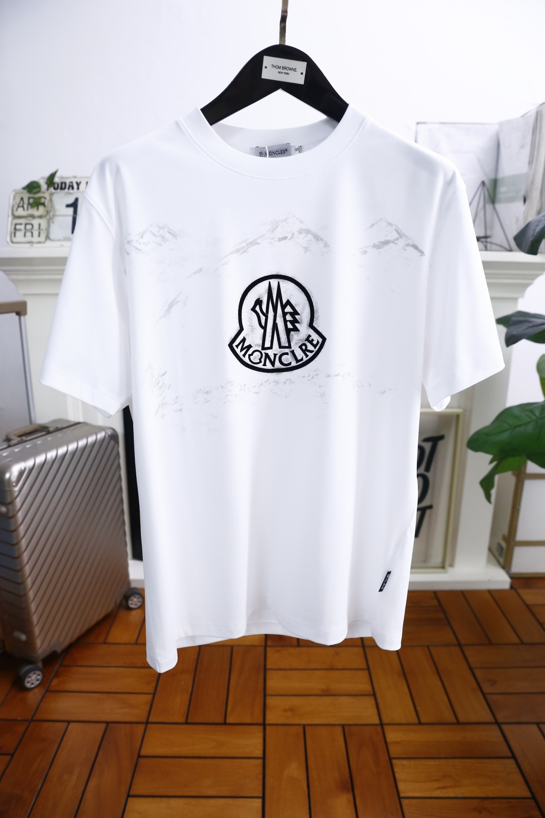 NO:410293,Monc*er. New summer style!  Fashionable and casual round neck short-sleeved fashion item design, more fashionable and comfortable, high-standard customization, very stylish upper body, luxurious classic brand letter LOGO pattern, customer-supplied auxiliary materials, customer-supplied imported high-end mercerized cotton fabric with very delicate texture, exquisite details and exquisite craftsmanship, extremely shaping item, can be matched with any fashion, super good style, a must-have item for trendy men. Counter code: M-3XL, shipped the next day!  , Moncler, T-shirt, alexander wang19860909蒙口/Monc*er. 夏季新款！时尚休闲圆领短袖时尚单品设计,更加时尚舒适,高标准定制,上身非常有型,奢华经典品牌字母LOGO图案 客供辅料,客供进口高档丝光棉面料质感非常细腻,细节工艺精湛考究,塑造性极高的一款单品,任何时装都可以搭配,版型超级好 潮男必备单品 专柜码:M-3XL,隔天出货！,,Moncler,T-shirt,alexander wang,Men's clothing