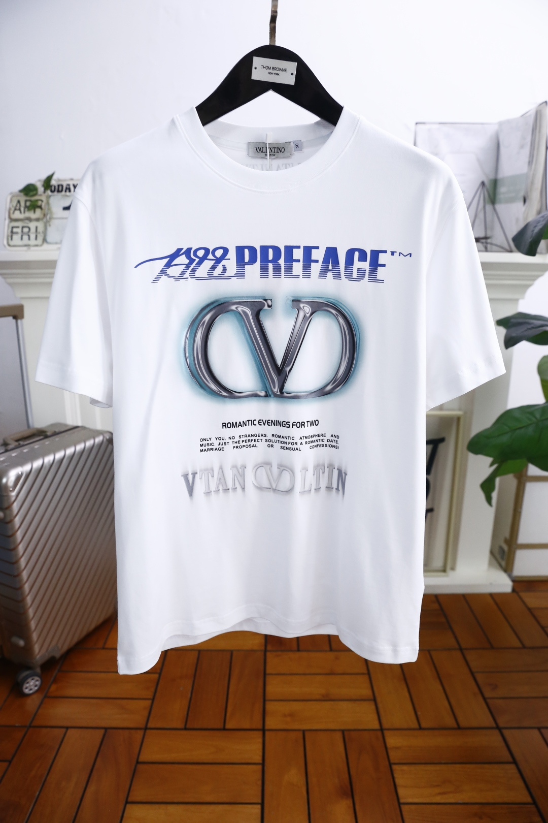 NO:410256,Valentino. New summer products for men's round neck, short sleeves, luxury classic brand custom LOGO logo marked with the upper body to experience the youthfulness and fashion sense brought by this design!  The overall style is fashionable and trendy, using comfortable European cotton fabric, soft, skin-friendly and breathable, and has a very crisp and drooping feeling. The upper body is fashionable and fashionable, and it is a must-have item for trendy men!  Counter size 48-56, shipped the next day!  , valentino, T-shirt,alexander wang19860909华伦天奴. 夏季新品男士圆领短袖奢华经典品牌定制LOGO标识标注上身就能体会这款设计带来的年轻与时尚感！整体时尚而有潮流,采用舒适欧洲棉面料 柔软亲肤透气 ,又有很好的挺括 垂感 上身时尚潮流色系,潮男必备单品！专柜尺码48-56,隔天出货！,,valentino,T-shirt,alexander wang,Men's clothing