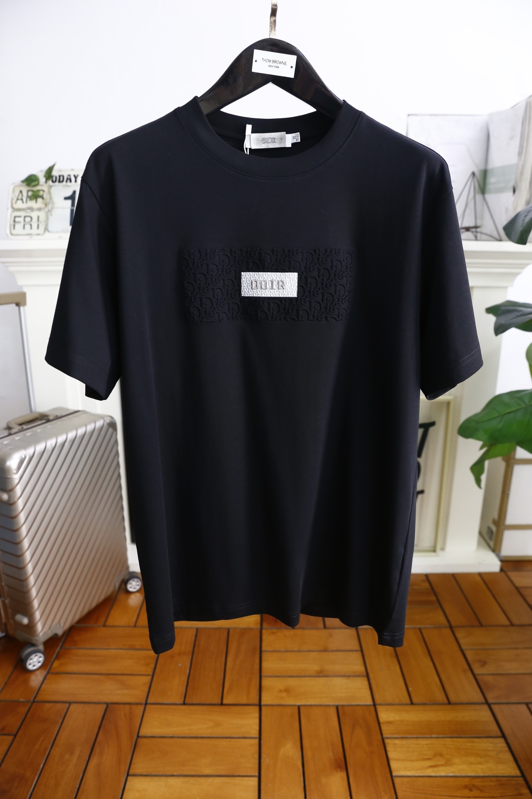 NO:160426,Dior/Christian Di*r. 2025 summer new model!  Fashionable and casual round neck short-sleeved fashion item design, more fashionable and comfortable, high-standard customization, very stylish upper body, luxurious classic brand letter LOGO pattern on the chest, customer-supplied auxiliary materials, customer-supplied imported high-end mercerized cotton fabric with very delicate texture, exquisite details and exquisite craftsmanship, extremely shaping item, can be matched with any fashion, super good style, a must-have item for trendy men. Counter code: M-3XL, shipped the next day!  ,dior,T-shirt,alexander wang19860909迪奥/Christian Di*r. 2025夏季新款！时尚休闲圆领短袖时尚单品设计,更加时尚舒适,高标准定制,上身非常有型,胸前奢华经典品牌字母LOGO图案 客供辅料,客供进口高档丝光棉面料质感非常细腻,细节工艺精湛考究,塑造性极高的一款单品,任何时装都可以搭配,版型超级好 潮男必备单品 专柜码:M-3XL,隔天出货！,,dior,T-shirt,alexander wang,Men's clothing