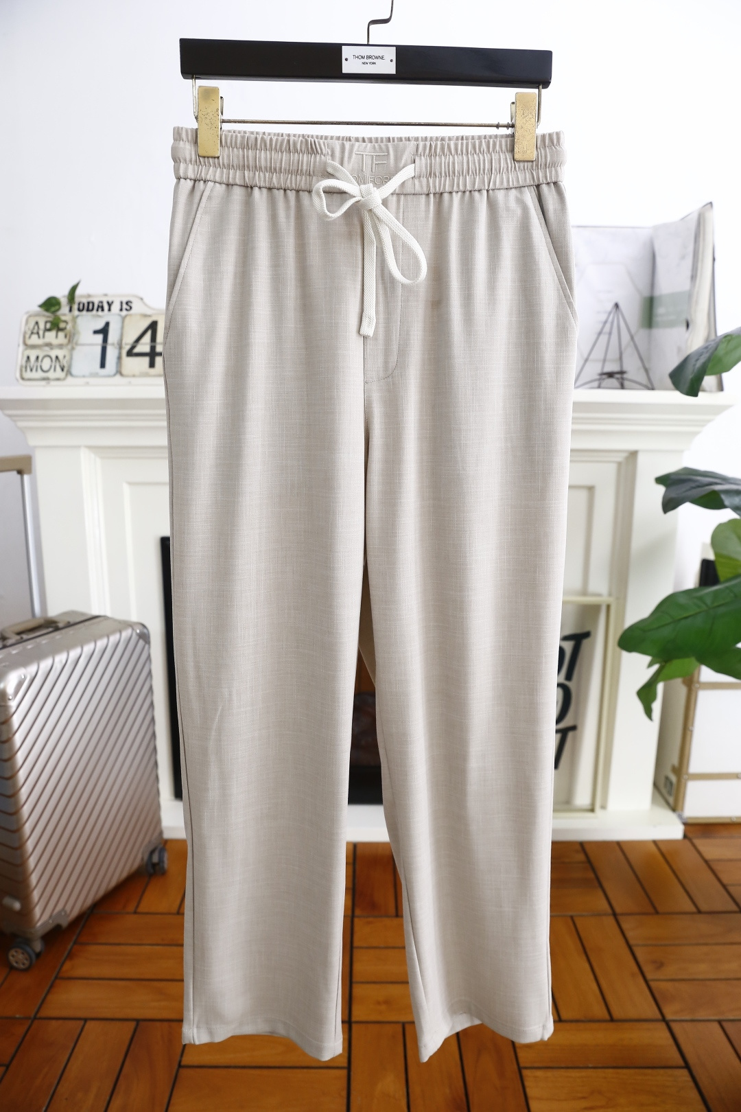 NO:160413,TF. 25 new summer fashion men's casual pants!  It uses imported high-end and top comfortable and breathable fabrics, and the luxury brand's classic letter LOGO design, which is casual and comfortable on the upper body!  Casual and versatile styles without restraint!  The same product for overseas European counters, the upper body is fashionable and sporty, very low-key and luxurious!  The stitching of the turner is delicate and strong!  Perfect three-dimensional tailoring, highly recommend buying the product!  Counter size 29-42, no 37/39, shipped the next day!  ,,tom ford,alexander wang19860909TF. 25夏季新品时尚男士休闲裤！采用进口高档顶级舒适透气面料,奢华品牌经典字母LOGO设计 上身随意舒服！休闲百搭款式无束缚感！海外欧洲专柜同品,上身时尚运动显时尚,很低调且不失奢华品味！车工缝线细致而强悍！完美立体剪裁,强烈推荐购入货色！专柜尺码29-42,无37/39,隔天出货！,,tom ford,alexander wang,Men's clothing