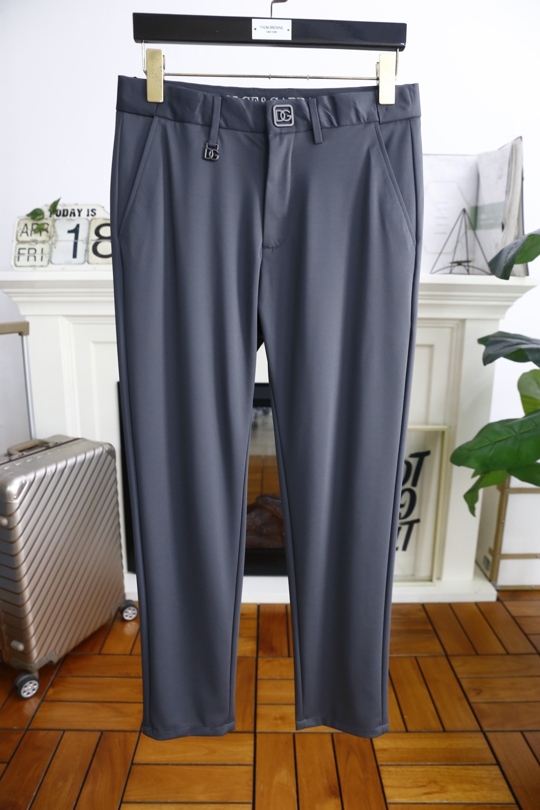NO:160410,Dolce & Gabba*a. 2025 summer fashion new product men's casual trousers!  It is made of comfortable and breathable fabric, luxurious and classic brand letter LOGO design, and the upper body is casual and comfortable!  No sense of restraint!  The same product for overseas European counters, the upper body is fashionable and sporty, very low-key and luxurious!  The stitching of the turner is delicate and strong!  Perfect three-dimensional tailoring, highly recommend buying the product!  Counter size: 29-40, 35/37.39!  Shipping the next day!  ,Dolce & Gabbana,Dolce & Gabbana,alexander wang19860909杜嘉班纳/Dolce & Gabba*a. 2025夏季时尚新品男士休闲西裤！采用舒适透气面料,奢华经典品牌字母LOGO设计 上身随意舒服！无束缚感！海外欧洲专柜同品,上身时尚运动显时尚,很低调且不失奢华品味！车工缝线细致而强悍！完美立体剪裁,强烈推荐购入货色！专柜尺码:29-40,有35/无37.39！隔天出货！,,Dolce&Gabbana,Dolce&Gabbana,alexander wang,Men's clothing