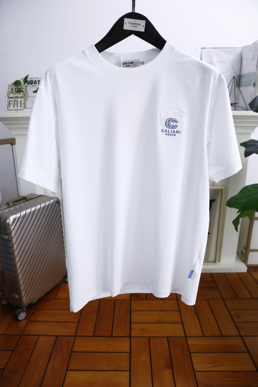 NO:142472,Gucci/Gu*ci. 2025 summer new classic versatile men's headband short-sleeved shirt!  Luxurious classic custom logo pairing on the chest!  High-end custom versatile styles that anyone can easily control. Use high-end top-quality comfortable and breathable cotton fabric!  It is very high-end and understandable. It must be purchased!  The style and tailoring are slim styles, which are very exquisite, showing aura and highlighting the exquisiteness of business men. This is the unique feature, the right slim fit, and the upper body effect is very good!  Counter size M-3XL, shipped the next day!  ,gucci,T-shirt,alexander wang19860909古驰/Gu*ci. 2025夏季新款经典百搭男士头套短袖衫！胸前奢华经典定制LOGO搭配！高级定制百搭款式 任何人都可以轻松驾驭 采用高档顶级舒适透气棉面料！非常显档次懂货的必须入！版型剪裁属于修身款 非常精致,显气场,又会凸显商务男士的精致,这就是独到之处,恰到好处的修身,上身效果非常赞！专柜尺码M-3XL,隔天出货！,,gucci,T-shirt,alexander wang,Men's clothing