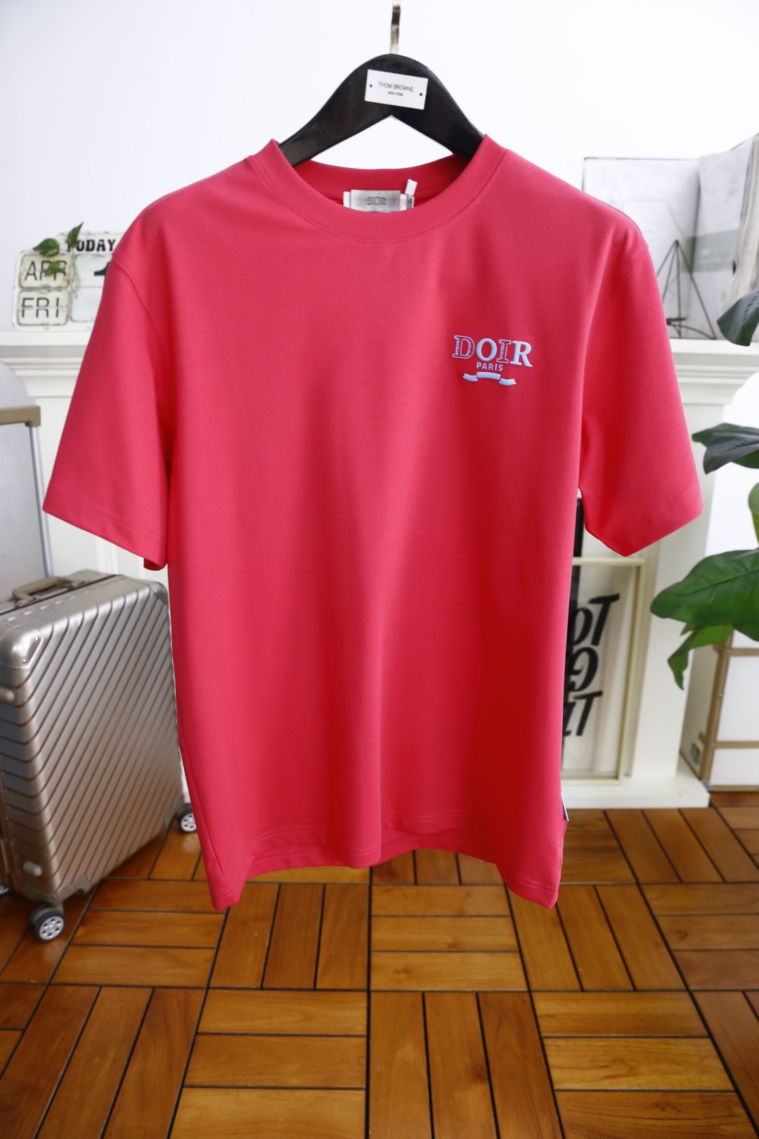 NO:160425,Dior/Christian Di*r. 2025 summer new model!  Fashionable and casual round neck short-sleeved fashion item design, more fashionable and comfortable, high-standard customization, very stylish upper body, luxurious classic brand letter LOGO pattern on the chest, customer-supplied auxiliary materials, customer-supplied imported high-end mercerized cotton fabric with very delicate texture, exquisite details and exquisite craftsmanship, extremely shaping item, can be matched with any fashion, super good style, a must-have item for trendy men. Counter code: M-3XL, shipped the next day!  ,dior,T-shirt,alexander wang19860909迪奥/Christian Di*r. 2025夏季新款！时尚休闲圆领短袖时尚单品设计,更加时尚舒适,高标准定制,上身非常有型,胸前奢华经典品牌字母LOGO图案 客供辅料,客供进口高档丝光棉面料质感非常细腻,细节工艺精湛考究,塑造性极高的一款单品,任何时装都可以搭配,版型超级好 潮男必备单品 专柜码:M-3XL,隔天出货！,,dior,T-shirt,alexander wang,Men's clothing