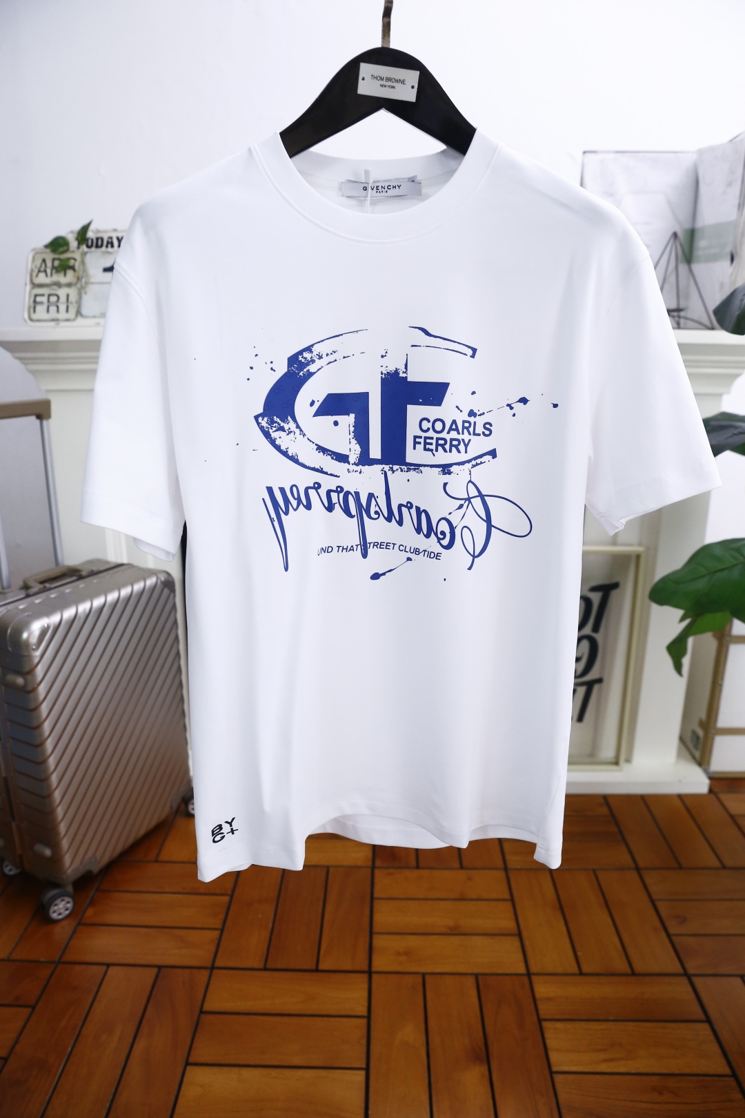 NO:160419,Given*hy. 2025 summer new product for men's round neck short sleeves, luxury brand custom LOGO logo on the chest, you can experience the youthfulness and fashion sense brought by this design!  The overall style is fashionable and trendy, using comfortable and breathable fabric, soft, skin-friendly and breathable, and has a very crisp and crisp drooping feeling. The upper body is fashionable and fashionable, and it is a must-have item for trendy men!  Counter size 48-56, shipped the next day!  ,,givenchy,givenchy,T-shirt,alexander wang19860909纪梵希/Given*hy. 2025夏季新品男士圆领短袖胸前奢华品牌定制LOGO标识标注上身就能体会这款设计带来的年轻与时尚感！整体时尚而有潮流,采用舒适透气面料 柔软亲肤透气 ,又有很好的挺括 垂感 上身时尚潮流色系,潮男必备单品！专柜尺码48-56,隔天出货！,,givenchy,givenchy,T-shirt,alexander wang,Men's clothing