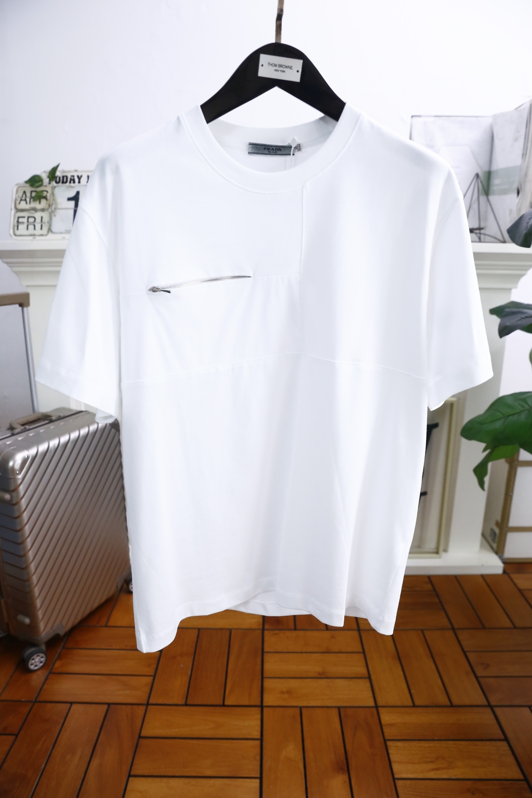 NO:142478,Pula*/Pr*da. 2025 summer new product men's round neck short sleeves side luxury brand triangle logo logo logo to the upper body to experience the youthfulness and fashion sense brought by this design!  The overall fashion is fashionable and trendy. The fabric is made of top-quality fabrics for customer supply, soft, skin-friendly and breathable, and has a very crisp and crisp drooping feeling. The upper body is fashionable and fashionable, and it is a must-have item for trendy men!  Counter size 48-56, shipped the next day!  ,,prada,T-shirt,alexander wang19860909普拉*/Pr*da. 2025夏季新品男士圆领短袖侧面奢华品牌三角标LOGO标识标注上身就能体会这款设计带来的年轻与时尚感！整体时尚而有潮流,面料采用客供顶级面料 柔软亲肤透气 ,又有很好的挺括 垂感 上身时尚潮流色系,潮男必备单品！专柜尺码48-56,隔天出货！,,prada,T-shirt,alexander wang,Men's clothing