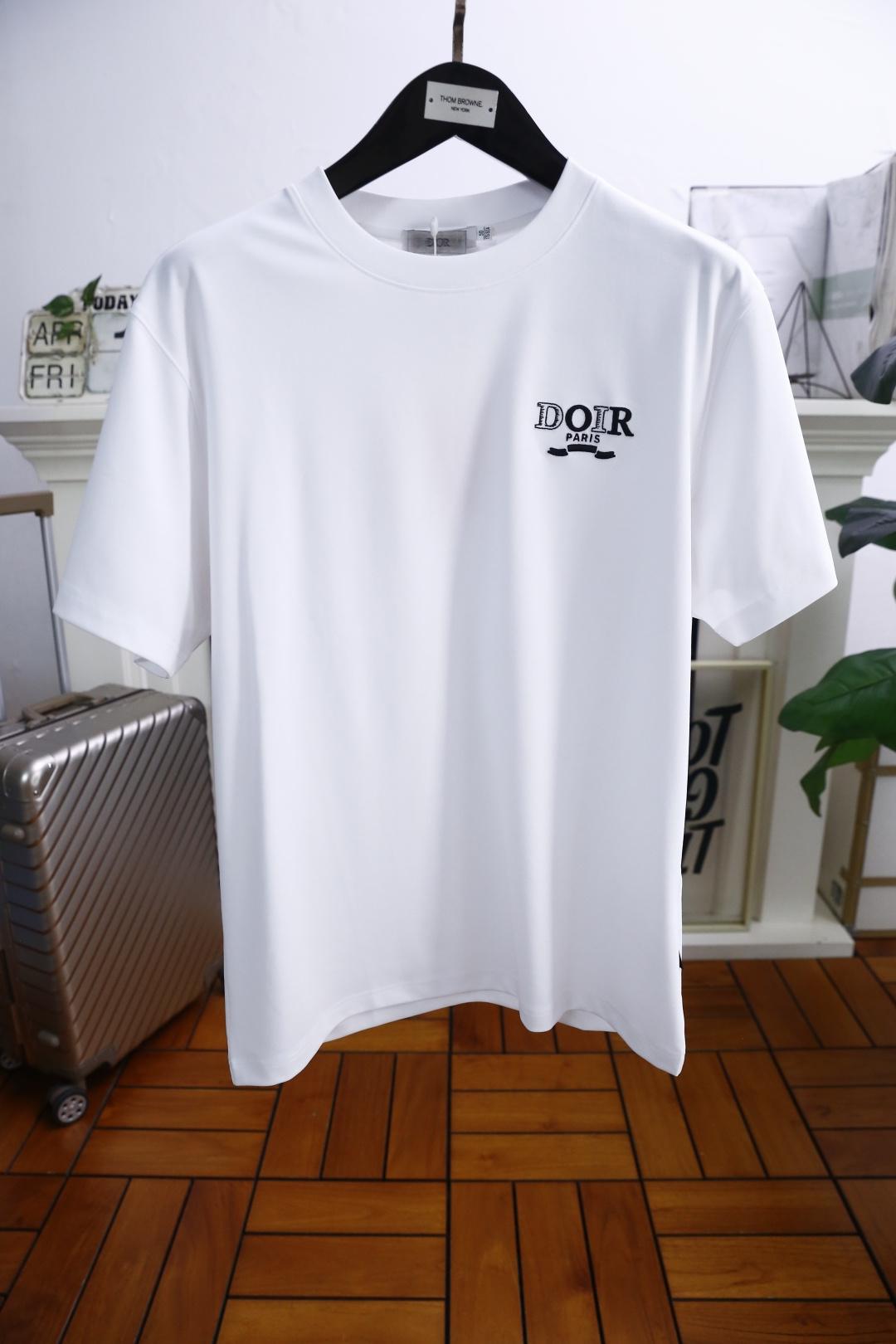 NO:142469,Dior/Christian Di*r. 2025 summer new model!  Fashionable and casual round neck short-sleeved fashion item design, more fashionable and comfortable, high-standard customization, very stylish upper body, luxurious classic brand letter LOGO pattern on the chest, customer-supplied auxiliary materials, customer-supplied imported high-end mercerized cotton fabric with very delicate texture, exquisite details and exquisite craftsmanship, extremely shaping item, can be matched with any fashion, super good style, a must-have item for trendy men. Counter code: M-3XL, shipped the next day!  ,dior,T-shirt,alexander wang19860909迪奥/Christian Di*r. 2025夏季新款！时尚休闲圆领短袖时尚单品设计,更加时尚舒适,高标准定制,上身非常有型,胸前奢华经典品牌字母LOGO图案 客供辅料,客供进口高档丝光棉面料质感非常细腻,细节工艺精湛考究,塑造性极高的一款单品,任何时装都可以搭配,版型超级好 潮男必备单品 专柜码:M-3XL,隔天出货！,,dior,T-shirt,alexander wang,Men's clothing