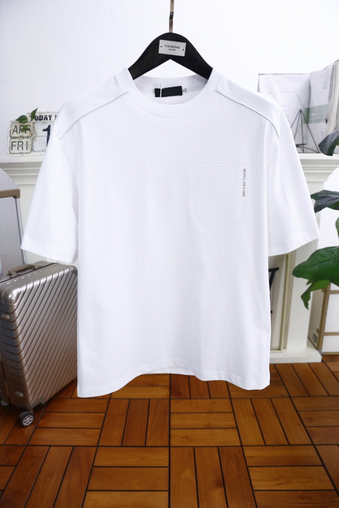 NO:142475,Dolce & Gabbana. 2025 summer new product for men's round neck short sleeve luxury custom LOGO logo marked with the upper body to experience the youthfulness and fashion sense brought by this design!  The overall fashion is fashionable and trendy. The fabric is made of top-quality fabrics for customer supply, soft, skin-friendly and breathable, and has a very crisp and crisp drooping feeling. The upper body is fashionable and fashionable, and it is a must-have item for trendy men!  Counter size 48-56, shipped the next day!  ,Dolce & Gabbana,T-shirt,alexander wang19860909杜嘉班纳. 2025夏季新品男士圆领短袖奢华定制LOGO标识标注上身就能体会这款设计带来的年轻与时尚感！整体时尚而有潮流,面料采用客供顶级面料 柔软亲肤透气 ,又有很好的挺括 垂感 上身时尚潮流色系,潮男必备单品！专柜尺码48-56,隔天出货！,,Dolce&Gabbana,T-shirt,alexander wang,Men's clothing