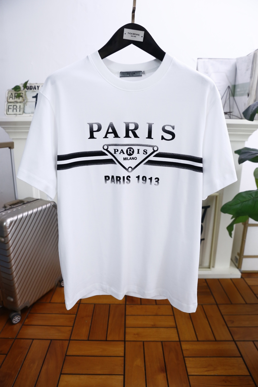 NO:160422,Pula*/Pr*da. 2025 summer new product men's round neck short sleeve luxury classic custom LOGO logo marked with the upper body to experience the youthfulness and fashion sense brought by this design!  The overall style is fashionable and trendy, using comfortable and breathable cotton fabric, soft, skin-friendly and breathable, and has a very crisp and crisp drooping feeling. The upper body is fashionable and fashionable colors, a must-have item for trendy men!  Counter size 48-56, shipped the next day!  ,,prada,T-shirt,alexander wang19860909普拉*/Pr*da. 2025夏季新品男士圆领短袖奢华经典定制LOGO标识标注上身就能体会这款设计带来的年轻与时尚感！整体时尚而有潮流,采用舒适透气棉面料 柔软亲肤透气 ,又有很好的挺括 垂感 上身时尚潮流色系,潮男必备单品！专柜尺码48-56,隔天出货！,,prada,T-shirt,alexander wang,Men's clothing