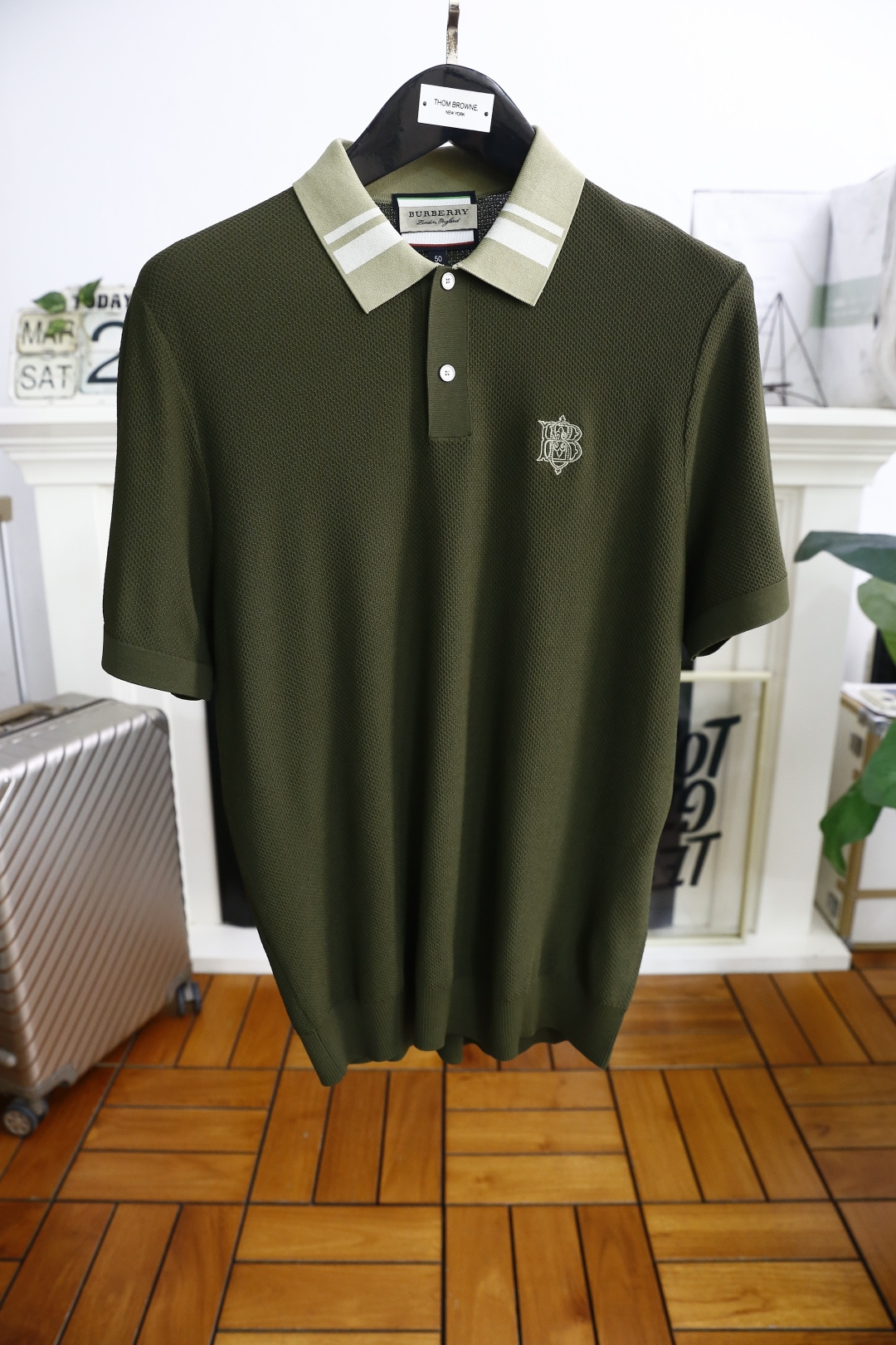 NO:142481,Burpberry/Bur*erry. 2025 summer new product for men's short-sleeved fashionable and exquisite double-button lapel design!  High-end custom versatile styles that anyone can easily control. Use high-end top-quality Yilit fabrics!  Luxury classic element design, very high-end and must-have if you understand the goods!  The style and tailoring are slim styles, which are very exquisite, showing aura and highlighting the exquisiteness of business men. This is the unique feature, the right slim fit, and the upper body effect is very good!  Counter size M-3XL, shipped the next day!  ,burberry,burberry,T-shirt,alexander wang19860909巴宝丽/Bur*erry. 2025夏季新品男士短袖时尚精致双扣翻领设计！高级定制百搭款式 任何人都可以轻松驾驭 采用高档顶级伊力特面料！奢华经典元素设计,非常显档次懂货的必须入！版型剪裁属于修身款 非常精致,显气场,又会凸显商务男士的精致,这就是独到之处,恰到好处的修身,上身效果非常赞！专柜尺码M-3XL,隔天出货！,,burberry,burberry,T-shirt,alexander wang,Men's clothing