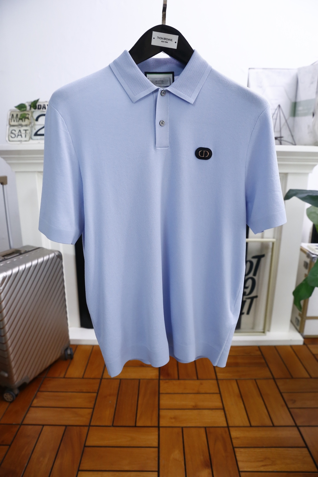 NO:142487,Christian Di*r. 2025 summer new product for men's short-sleeved fashionable and exquisite double-button lapel design!  High-end custom versatile styles that anyone can easily control. Use high-end top-quality Yilit fabrics!  Luxury classic element design, very high-end and must-have if you understand the goods!  The style and tailoring are slim styles, which are very exquisite, showing aura and highlighting the exquisiteness of business men. This is the unique feature, the right slim fit, and the upper body effect is very good!  Counter size M-3XL, shipped the next day!  ,dior,T-shirt,alexander wang19860909迪奥/Christian Di*r. 2025夏季新品男士短袖时尚精致双扣翻领设计！高级定制百搭款式 任何人都可以轻松驾驭 采用高档顶级伊力特面料！奢华经典元素设计,非常显档次懂货的必须入！版型剪裁属于修身款 非常精致,显气场,又会凸显商务男士的精致,这就是独到之处,恰到好处的修身,上身效果非常赞！专柜尺码M-3XL,隔天出货！,,dior,T-shirt,alexander wang,Men's clothing