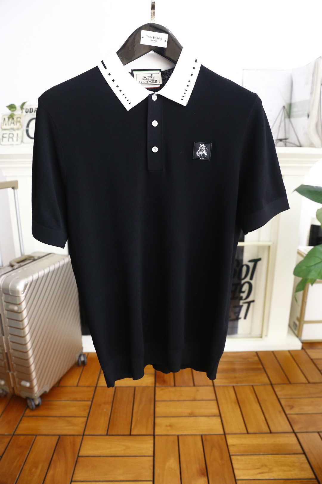 NO:142484,Aima 4/Herm*s. 2025 summer new product men's lapel short-sleeved POLO shirt with exquisite LOGO design on the chest!  Anyone can easily control it with high-end top-quality Yilit fabrics!  It is very high-end and understandable. It must be purchased!  The style and tailoring are slim styles, which are very exquisite, showing aura and highlighting the exquisiteness of business men. This is the unique feature, the right slim fit, and the upper body effect is very good!  Counter size M-3XL, shipped the next day!  ,,hermes,hermes,T-shirt,alexander wang19860909爱马4/Herm*s. 2025夏季新品男士翻领短袖POLO衫胸前品牌精致LOGO设计！任何人都可以轻松驾驭 采用高档顶级伊力特面料！非常显档次懂货的必须入！版型剪裁属于修身款 非常精致,显气场,又会凸显商务男士的精致,这就是独到之处,恰到好处的修身,上身效果非常赞！专柜尺码M-3XL,隔天出货！,,hermes,hermes,T-shirt,alexander wang,Men's clothing