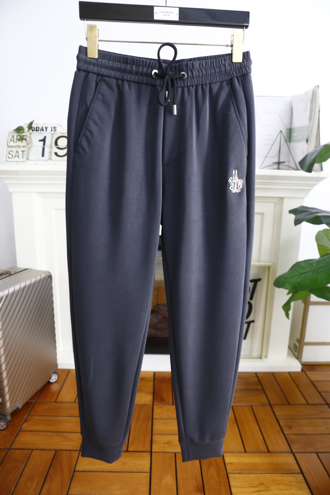 NO:142462,Mon*ler. 25 new summer fashion men's casual pants!  It uses imported comfortable and breathable fabrics, luxurious brand classic letter pattern design, and the upper body is casual and comfortable!  Elastic waist and close the casual combination without restraint!  The same product for overseas European counters, the upper body is fashionable and sporty, very low-key and luxurious!  The stitching of the turner is delicate and strong!  Perfect three-dimensional tailoring, highly recommend buying the product!  Counter size 29-42, no 37/39, shipped the next day!  ,Moncler,alexander wang19860909蒙口/Mon*ler. 25夏季新品时尚男士休闲裤！采用进口舒适透气面料,奢华品牌经典字母图案设计 上身随意舒服！松紧腰收口休闲搭配无束缚感！海外欧洲专柜同品,上身时尚运动显时尚,很低调且不失奢华品味！车工缝线细致而强悍！完美立体剪裁,强烈推荐购入货色！专柜尺码29-42,无37/39,隔天出货！,,Moncler,alexander wang,Men's clothing