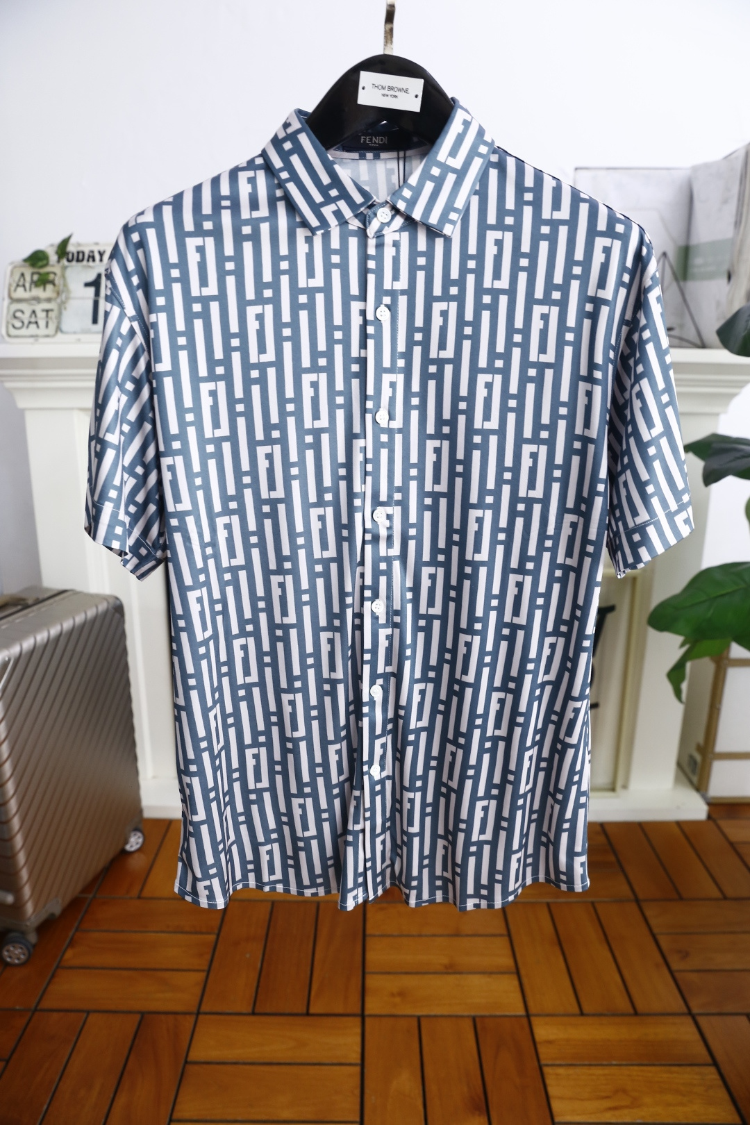 NO:142468,Fin*/Fe*di. New products for summer 2025!  Fashionable and casual short-sleeved shirts, classic overseas items, styles that have been continuing, fashion luxury items series for counters, imported top silk cotton fabrics, fashion brand LOGO luxury brand design colors are basic enough, classic enough to perfectly show the fashion style of European brands, adhere to quality!  Pay attention to every detail and be taller!  Quality goods, recommended to buy!  The counter number is 48-58, shipped the next day!  ,shirts,T-shirt,real silk,alexander wang19860909芬*/Fe*di. 2025夏季新品！时尚休闲短袖衬衫海外经典单品 一直在延续的款式 专柜潮流奢华单品系列 进口顶级真丝棉面料 时尚品牌LOGO奢华品牌设计颜色够基础 搭经够经典 完美展现欧洲大牌时尚风 坚持品质！注意每个细节,上身高大上！ 品质货,推荐购入！专柜码数48-58,隔天出货！,,shirts,T-shirt,real silk,alexander wang,Men's clothing