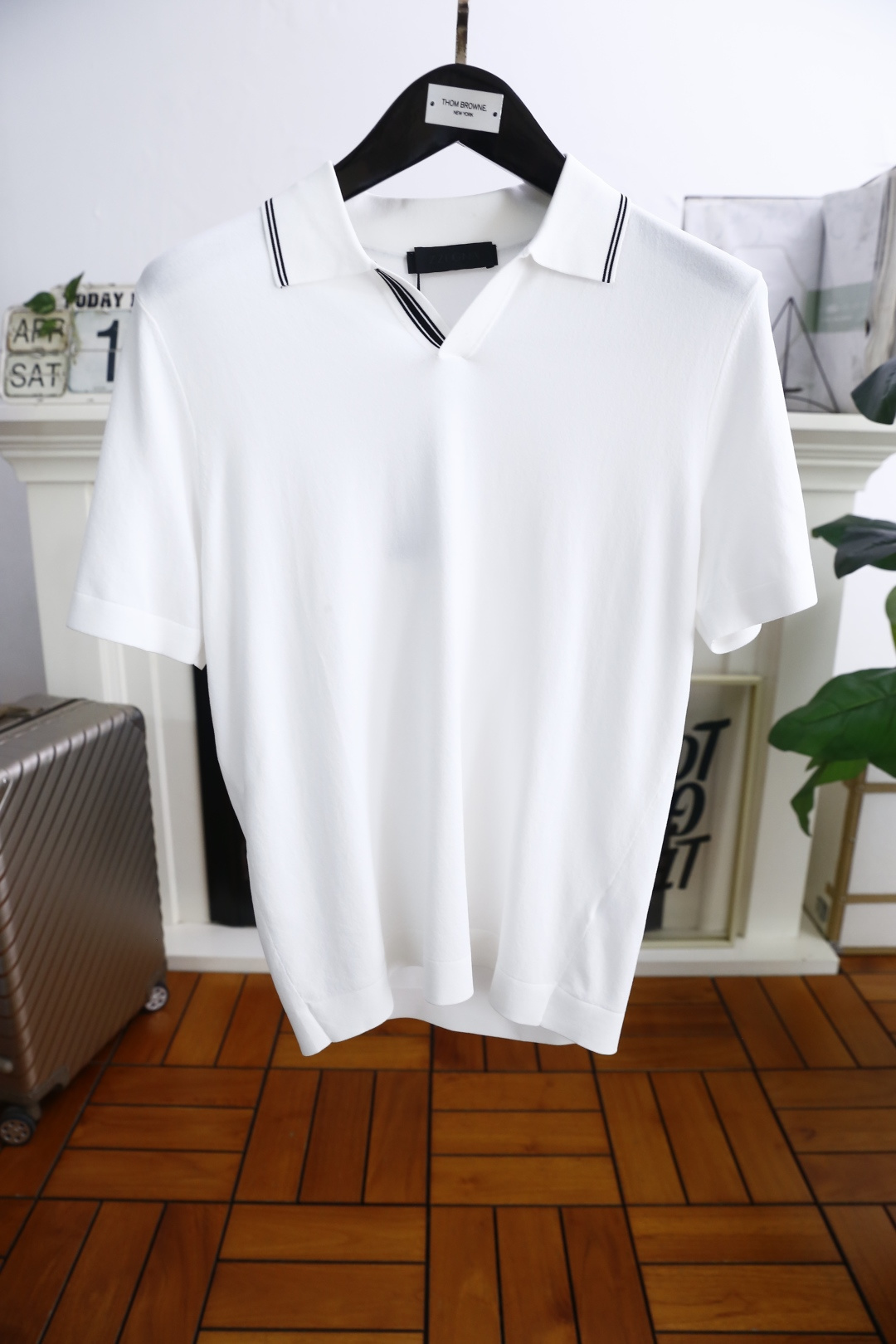 NO:142471,Zenia. 2025 summer new product men's lapel short sleeve fashionable exquisite neckline design!  High-end custom versatile styles that anyone can easily control. Use high-end Yilit fabrics!  Luxury classic element design, very high-end and must-have if you understand the goods!  The style and tailoring are slim styles, which are very exquisite, showing aura and highlighting the exquisiteness of business men. This is the unique feature, the right slim fit, and the upper body effect is very good!  The counter size M-4XL is one size smaller!  Shipping the next day!  ,zegna,T-shirt,alexander wang19860909杰尼亚. 2025夏季新品男士翻领短袖时尚精致领口设计！高级定制百搭款式 任何人都可以轻松驾驭 采用高档伊力特面料！奢华经典元素设计,非常显档次懂货的必须入！版型剪裁属于修身款 非常精致,显气场,又会凸显商务男士的精致,这就是独到之处,恰到好处的修身,上身效果非常赞！专柜尺码M-4XL,偏小一码！隔天出货！,,zegna,T-shirt,alexander wang,Men's clothing