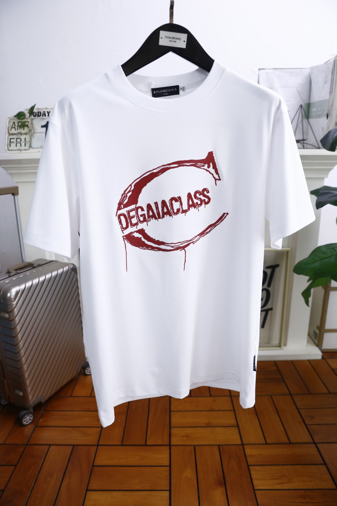 NO:142480,Dolce & Gabbana. 2025 summer new product for men's round neck short sleeve luxury custom LOGO logo marked with the upper body to experience the youthfulness and fashion sense brought by this design!  The overall fashion is fashionable and trendy. The fabric is made of top-quality fabrics for customer supply, soft, skin-friendly and breathable, and has a very crisp and crisp drooping feeling. The upper body is fashionable and fashionable, and it is a must-have item for trendy men!  The counter is sized 48-56, and the loose version is one size larger!  Shipping the next day!  ,Dolce & Gabbana,T-shirt,alexander wang19860909杜嘉班纳. 2025夏季新品男士圆领短袖奢华定制LOGO标识标注上身就能体会这款设计带来的年轻与时尚感！整体时尚而有潮流,面料采用客供顶级面料 柔软亲肤透气 ,又有很好的挺括 垂感 上身时尚潮流色系,潮男必备单品！专柜尺码48-56,宽松版型偏大一码！隔天出货！,,Dolce&Gabbana,T-shirt,alexander wang,Men's clothing