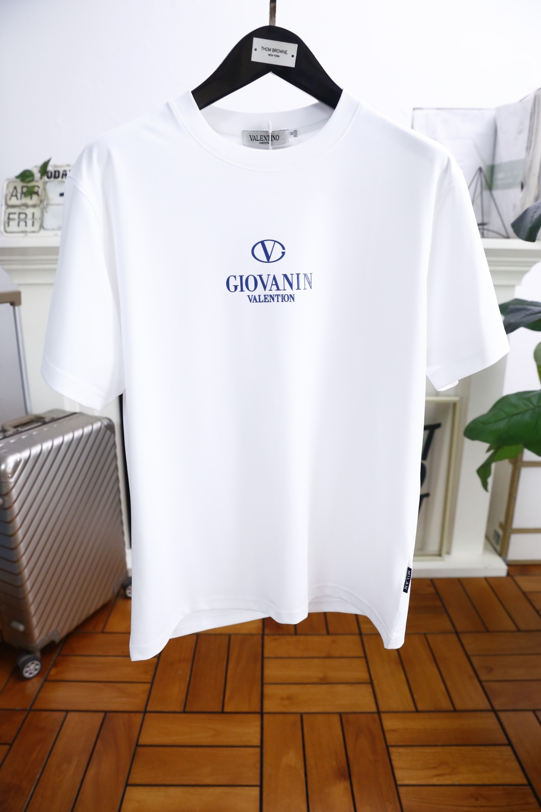 NO:142483,Valentino. 2025 summer new product for men's round neck extended short-sleeved luxury classic brand custom LOGO logo marked with the upper body to experience the youthfulness and fashion sense brought by this design!  The overall style is fashionable and trendy, using comfortable European cotton fabric, soft, skin-friendly and breathable, and has a very crisp and drooping feeling. The upper body is fashionable and fashionable, and it is a must-have item for trendy men!  Counter size 48-56, shipped the next day!  , valentino, T-shirt,alexander wang19860909华伦天奴. 2025夏季新品男士圆领扩版短袖奢华经典品牌定制LOGO标识标注上身就能体会这款设计带来的年轻与时尚感！整体时尚而有潮流,采用舒适欧洲棉面料 柔软亲肤透气 ,又有很好的挺括 垂感 上身时尚潮流色系,潮男必备单品！专柜尺码48-56,隔天出货！,,valentino,T-shirt,alexander wang,Men's clothing