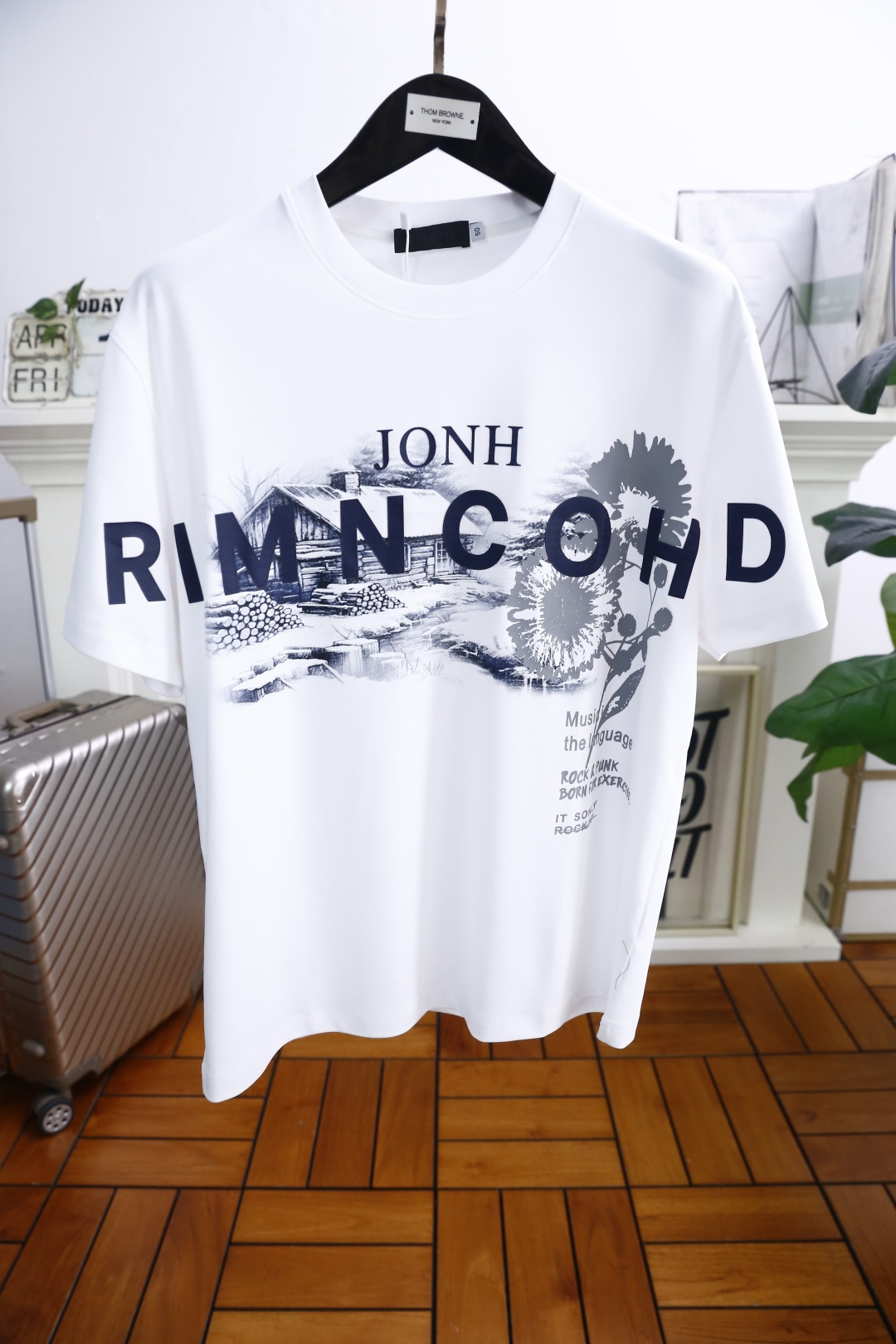 NO:142477,Jenia. 2025 summer new product men's round neck wide version short-sleeved luxury classic custom LOGO logo marked with the upper body to experience the youthfulness and fashion sense brought by this design!  The overall style is fashionable and trendy, using comfortable and breathable cotton fabric, soft, skin-friendly and breathable, and has a very crisp and crisp drooping feeling. The upper body is fashionable and fashionable colors, a must-have item for trendy men!  The counter is sized 48-56, one size larger!  Shipping the next day!  ,zegna,T-shirt,alexander wang19860909杰尼亚. 2025夏季新品男士圆领阔版短袖奢华经典定制LOGO标识标注上身就能体会这款设计带来的年轻与时尚感！整体时尚而有潮流,采用舒适透气棉面料 柔软亲肤透气 ,又有很好的挺括 垂感 上身时尚潮流色系,潮男必备单品！专柜尺码48-56,偏大一码！隔天出货！,,zegna,T-shirt,alexander wang,Men's clothing