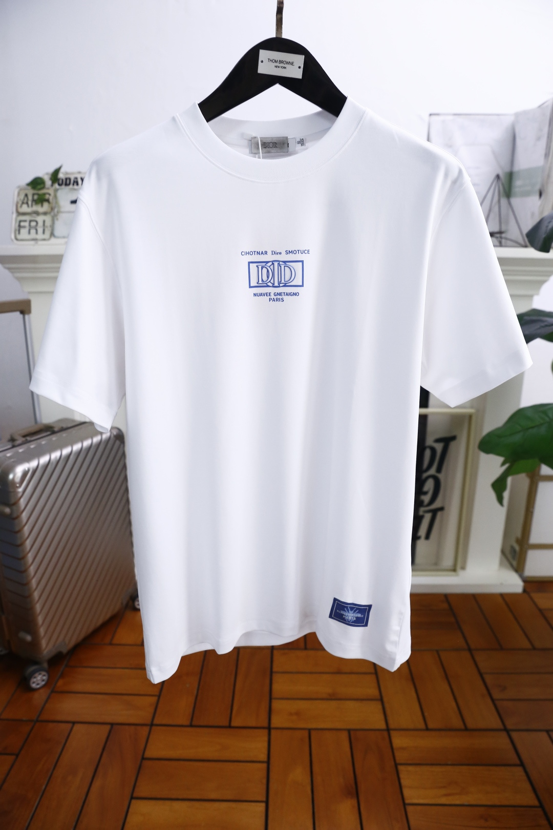 NO:142489,Dior/Christian Di*r. 2025 summer new model!  Fashionable and casual wide version round neck short-sleeved fashion item design, more fashionable and comfortable, high-standard customization, very stylish upper body, luxurious classic brand custom letter LOGO pattern on the chest, customer-supplied auxiliary materials, imported high-end comfortable breathable fabric with very delicate texture, exquisite details and exquisite craftsmanship, extremely shaping item, can be matched with any fashion, super good style, a must-have item for trendy men. Counter code: M-3XL, shipped the next day!  ,dior,T-shirt,alexander wang19860909迪奥/Christian Di*r. 2025夏季新款！时尚休闲阔版圆领短袖时尚单品设计,更加时尚舒适,高标准定制,上身非常有型,胸前奢华经典品牌定制字母LOGO图案 客供辅料,客供进口高档舒适透气面料质感非常细腻,细节工艺精湛考究,塑造性极高的一款单品,任何时装都可以搭配,版型超级好 潮男必备单品 专柜码:M-3XL,隔天出货！,,dior,T-shirt,alexander wang,Men's clothing