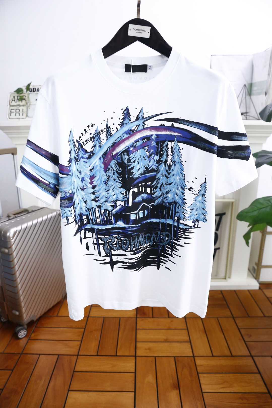 NO:142474,Jenia. 2025 summer new product men's round neck wide version short-sleeved luxury classic custom LOGO logo marked with the upper body to experience the youthfulness and fashion sense brought by this design!  The overall style is fashionable and trendy, using comfortable and breathable cotton fabric, soft, skin-friendly and breathable, and has a very crisp and crisp drooping feeling. The upper body is fashionable and fashionable colors, a must-have item for trendy men!  Counter size 48-56, shipped the next day!  ,zegna,T-shirt,alexander wang19860909杰尼亚. 2025夏季新品男士圆领阔版短袖奢华经典定制LOGO标识标注上身就能体会这款设计带来的年轻与时尚感！整体时尚而有潮流,采用舒适透气棉面料 柔软亲肤透气 ,又有很好的挺括 垂感 上身时尚潮流色系,潮男必备单品！专柜尺码48-56,隔天出货！,,zegna,T-shirt,alexander wang,Men's clothing