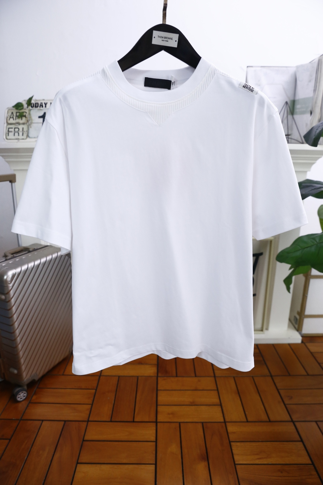 NO:142464,Balenciaga. 25 summer new product classic round neck men's short-sleeved fashion item design, more fashionable and comfortable, high-standard customization, very stylish upper body, luxurious and classic custom LOGO pattern customer-supplied auxiliary materials, using top-grade comfortable cotton fabric with very delicate texture, exquisite details and exquisite craftsmanship, extremely shaping item, can be matched with any fashion, super good style, a must-have item for trendy men. Counter size: M-3XL, slightly wide and large version!  Shipping the next day!  ,balenciaga,T-shirt,alexander wang19860909巴黎世家. 25夏季新品经典圆领男士短袖时尚单品设计,更加时尚舒适,高标准定制,上身非常有型,奢华经典定制LOGO图案 客供辅料,采用顶级舒适棉面料质感非常细腻,细节工艺精湛考究,塑造性极高的一款单品,任何时装都可以搭配,版型超级好 潮男必备单品 专柜尺码:M-3XL,微阔偏大版！隔天出货！,,balenciaga,T-shirt,alexander wang,Men's clothing