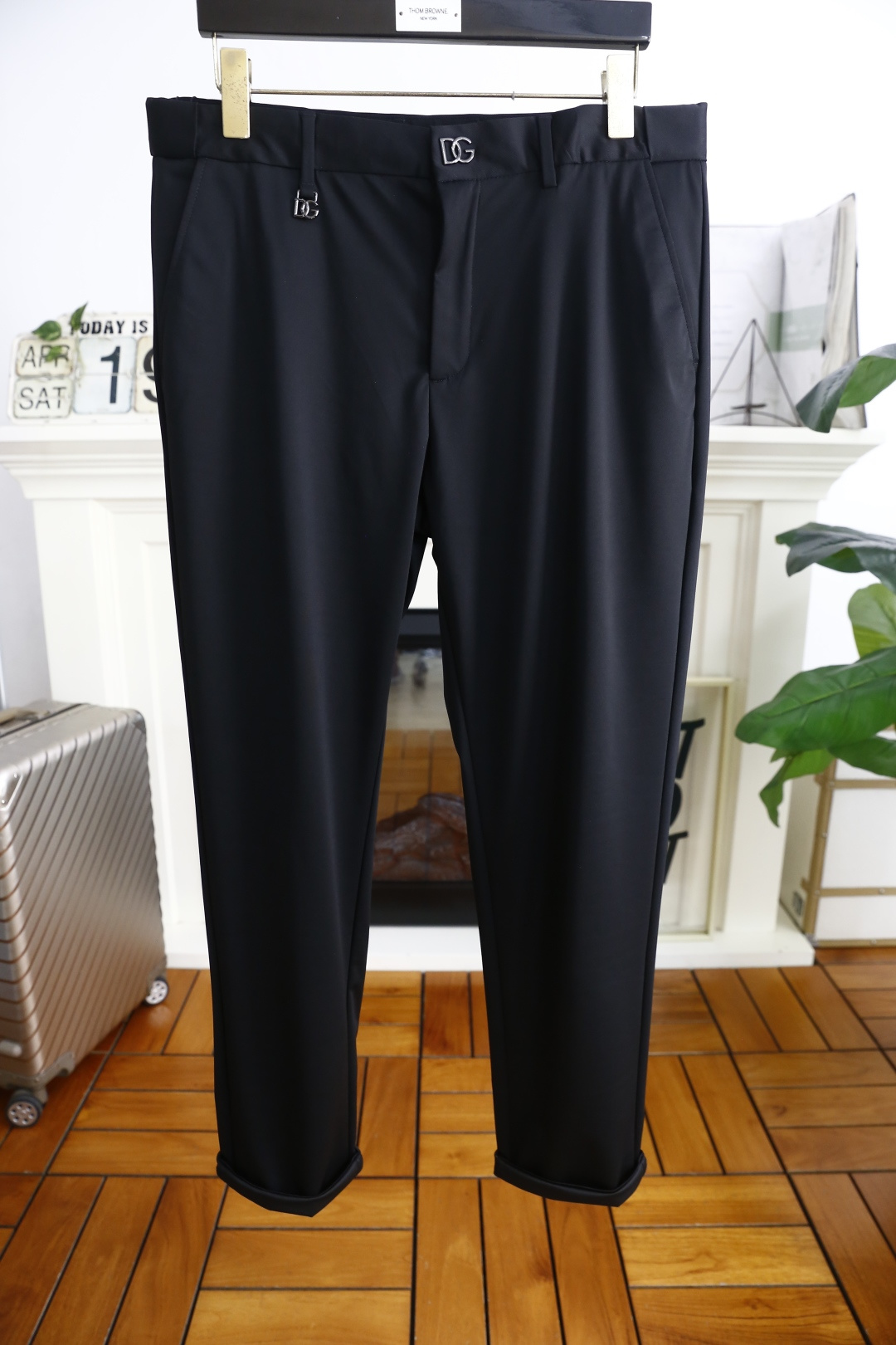 NO:142470,Dolce & Gabba*a. 2025 summer fashion new product men's casual trousers!  It is made of comfortable and breathable fabric, luxurious and classic brand letter LOGO design, and the upper body is casual and comfortable!  No sense of restraint!  The same product for overseas European counters, the upper body is fashionable and sporty, very low-key and luxurious!  The stitching of the turner is delicate and strong!  Perfect three-dimensional tailoring, highly recommend buying the product!  Counter size: 29-40, 35/37.39!  Shipping the next day!  ,Dolce & Gabbana,Dolce & Gabbana,alexander wang19860909杜嘉班纳/Dolce & Gabba*a. 2025夏季时尚新品男士休闲西裤！采用舒适透气面料,奢华经典品牌字母LOGO设计 上身随意舒服！无束缚感！海外欧洲专柜同品,上身时尚运动显时尚,很低调且不失奢华品味！车工缝线细致而强悍！完美立体剪裁,强烈推荐购入货色！专柜尺码:29-40,有35/无37.39！隔天出货！,,Dolce&Gabbana,Dolce&Gabbana,alexander wang,Men's clothing