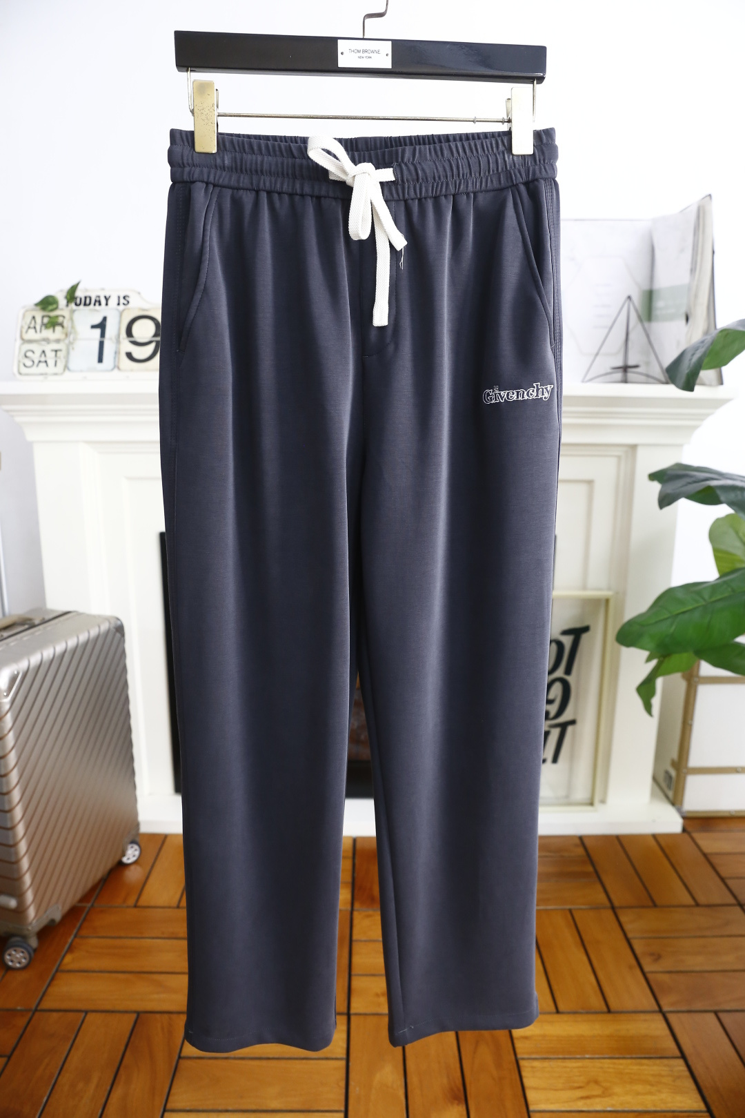 NO:142473,Givenchy. 25 new summer fashion men's casual pants!  It uses imported comfortable and breathable fabrics, luxurious brand classic letter pattern design, and the upper body is casual and comfortable!  Elastic waist straight tube casual combination without restraint!  The same product for overseas European counters, the upper body is fashionable and sporty, very low-key and luxurious!  The stitching of the turner is delicate and strong!  Perfect three-dimensional tailoring, highly recommend buying the product!  Counter size 29-42, no 37/39, shipped the next day!  , given ,alexander wang19860909纪梵希. 25夏季新品时尚男士休闲裤！采用进口舒适透气面料,奢华品牌经典字母图案设计 上身随意舒服！松紧腰直筒休闲搭配无束缚感！海外欧洲专柜同品,上身时尚运动显时尚,很低调且不失奢华品味！车工缝线细致而强悍！完美立体剪裁,强烈推荐购入货色！专柜尺码29-42,无37/39,隔天出货！,,givenchy,alexander wang,Men's clothing