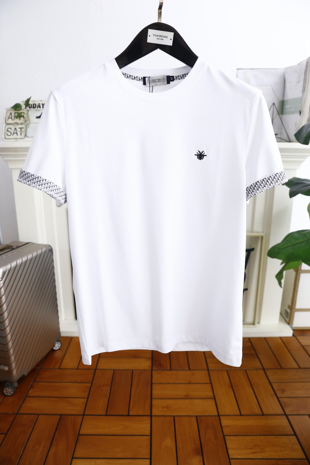 NO:142488,Dior/Christian Di*r. 2025 summer new model!  Fashionable and casual slim round neck short-sleeved fashion item design, more fashionable and comfortable, high-standard customization, very stylish upper body, luxurious classic brand LOGO pattern on the chest, customer-supplied auxiliary materials, imported high-end comfortable breathable fabric with very delicate texture, exquisite details and exquisite craftsmanship, extremely shaping item, can be matched with any fashion, super good style, a must-have item for trendy men. Counter code: M-4XL, a small size!  Shipping the next day!  ,dior,T-shirt,alexander wang19860909迪奥/Christian Di*r. 2025夏季新款！时尚休闲修身圆领短袖时尚单品设计,更加时尚舒适,高标准定制,上身非常有型,胸前奢华经典品牌LOGO图案 客供辅料,客供进口高档舒适透气面料质感非常细腻,细节工艺精湛考究,塑造性极高的一款单品,任何时装都可以搭配,版型超级好 潮男必备单品 专柜码:M-4XL,偏小半码！隔天出货！,,dior,T-shirt,alexander wang,Men's clothing