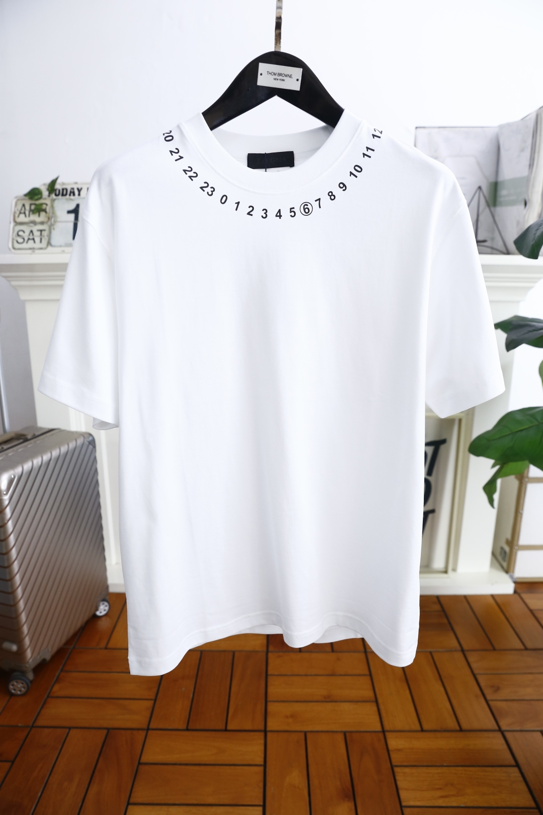 NO:142476,Martin Magira. 2025 summer new product trendy men's extended round neck short sleeves!  The luxury classic brand letter LOGO logo is marked with the upper body and you can experience the youthfulness and fashion sense brought by this design!  The overall style is fashionable and trendy, using comfortable pure cotton fabric, soft, skin-friendly and breathable, and has a very crisp and drape. The upper body is fashionable and fashionable, and it is a must-have item for trendy men!  The counter is sized 48-56, one size smaller!  Shipping the next day!  ,,masion margiela,T-shirt,alexander wang19860909马丁马吉拉. 2025夏季新品潮男扩版圆领短袖！奢华经典品牌字母LOGO标识标注上身就能体会这款设计带来的年轻与时尚感！整体时尚而有潮流,采用舒适纯棉面料 柔软亲肤透气 ,又有很好的挺括 垂感 上身时尚潮流色系,潮男必备单品！专柜尺码48-56,偏小一码！隔天出货！,,masion margiela,T-shirt,alexander wang,Men's clothing