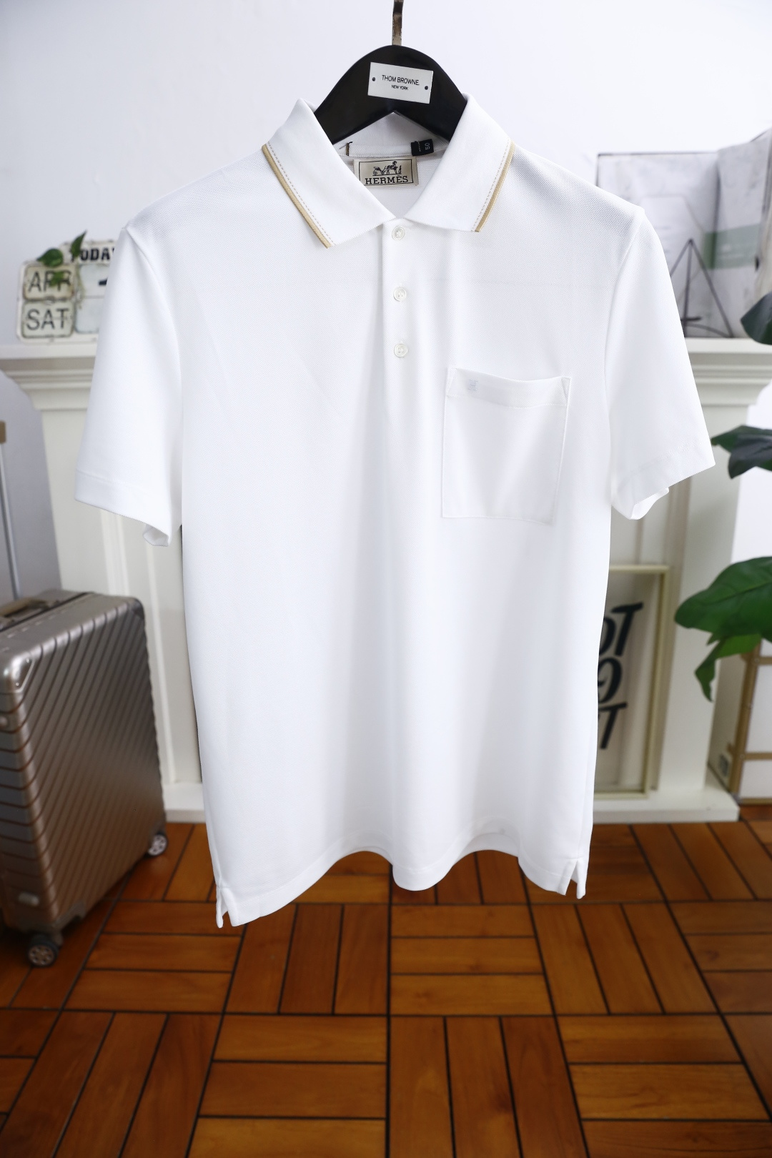 NO:142491,Aima*/Her*es. 2025 summer new product fashion lapel short sleeve high-end custom versatile style, luxurious classic pocket design on the chest, more practical, anyone can easily control it, full custom fabric craftsmanship, luxury classic brand letter LOGO design, very high-end those who understand goods must enter!  The style and tailoring are slim styles, which are very exquisite, showing aura and highlighting the exquisiteness of business men. This is the unique feature, the right slim fit, and the upper body effect is very good!  The counter size is 48-58, half a size!  Shipping the next day!  , hermes, T-shirt,alexander wang19860909爱马*/Her*es. 2025夏季新品时尚翻领短袖高级定制百搭款式 胸前奢华经典口袋设计 更有实用感 任何人都可以轻松驾驭 面料全订制工艺 奢华经典品牌字母LOGO设计,非常显档次懂货的必须入！版型剪裁属于修身款 非常精致,显气场,又会凸显商务男士的精致,这就是独到之处,恰到好处的修身,上身效果非常赞！专柜尺码48-58,偏小半码！隔天出货！,,hermes,T-shirt,alexander wang,Men's clothing