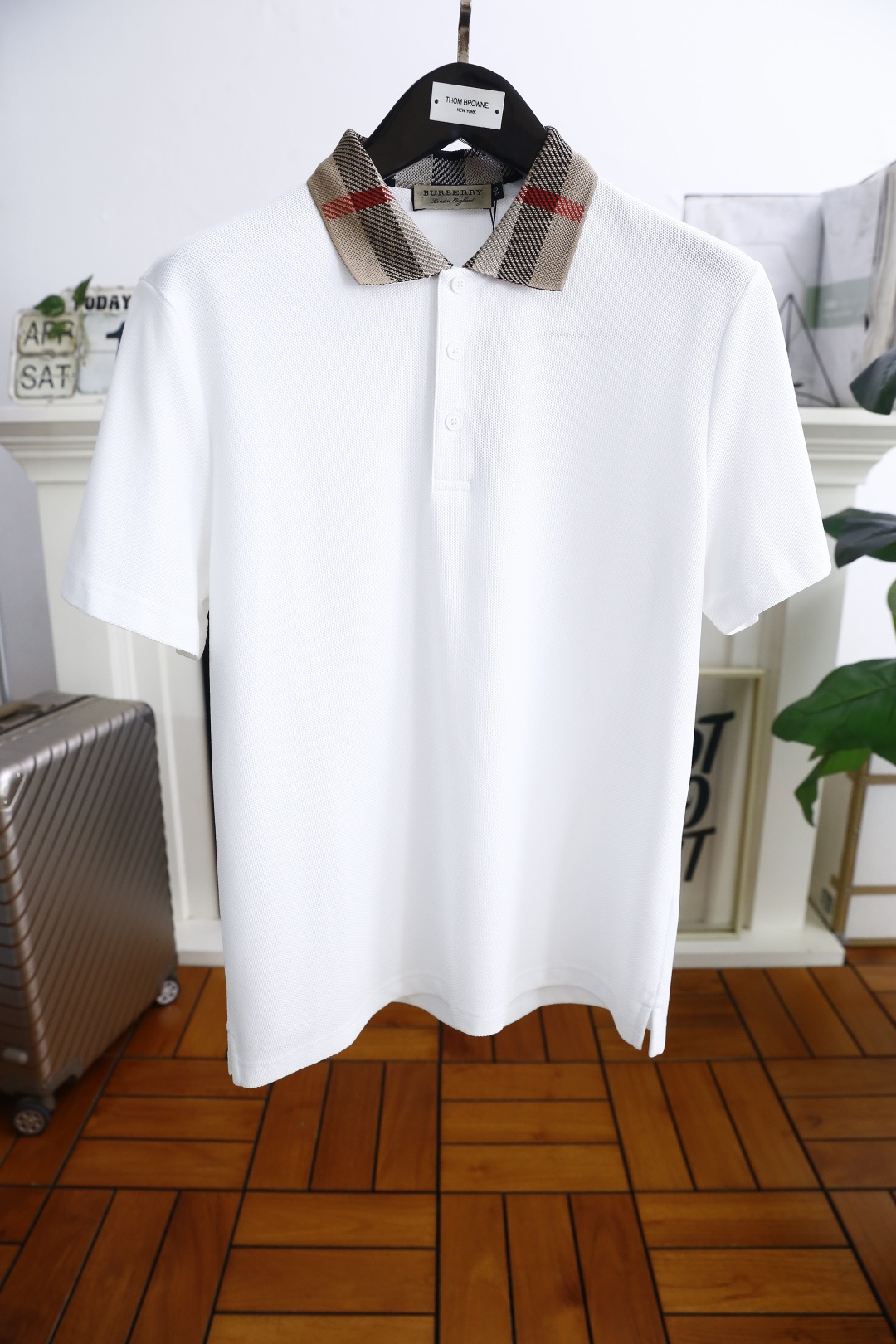 NO:142495,Burberry/Burbe*ry. 2025Bur summer new product classic fashion lapel polo short-sleeved fashion item design, more fashionable and comfortable, high standard customization, very stylish on the upper body, collar brand element LOGO pattern matching!  Customer-supplied auxiliary materials, customer-supplied imported high-end fine Judy fabrics have very delicate texture, exquisite details and exquisite craftsmanship. The auxiliary materials are all supplied by foreign customers. They are a very shaping item. You can match any fashion style. The style is super good. A must-have item for trendy men. Counter size: M-4XL, shipped the next day!  ,burberry,burberry,T-shirt,alexander wang19860909巴宝丽/Burbe*ry. 2025Bur夏季新品经典时尚翻领polo短袖时尚单品设计,更加时尚舒适,高标准定制,上身非常有型,领子品牌元素LOGO图案搭配！客供辅料,客供进口高档加细朱迪面料质感非常细腻,细节工艺精湛考究,辅料皆为外商客供,塑造性极高的一款单品,任何时装都可以搭配,版型超级好 潮男必备单品 专柜尺码:M-4XL,隔天出货！,,burberry,burberry,T-shirt,alexander wang,Men's clothing