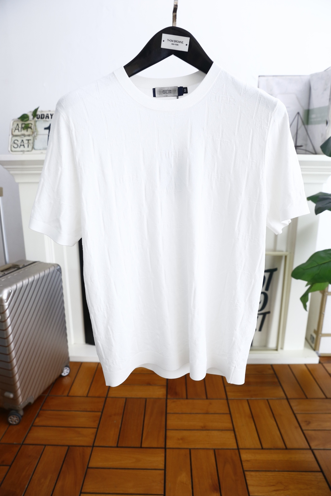 NO:142490,Dior/Christian Di*r. 2025 summer new product for men's short-sleeved fashion classic pullover design!  High-end custom versatile styles that anyone can easily control. Use high-end Yilit fabrics!  Luxurious classic jacquard craft design, which is very high-end and must be purchased if you understand the goods!  The style and tailoring are slim styles, which are very exquisite, showing aura and highlighting the exquisiteness of business men. This is the unique feature, the right slim fit, and the upper body effect is very good!  The counter size M-4XL is one size smaller!  Shipping the next day!  ,dior,T-shirt,alexander wang19860909迪奥/Christian Di*r. 2025夏季新品男士短袖时尚经典套头设计！高级定制百搭款式 任何人都可以轻松驾驭 采用高档伊力特面料！奢华经典提花工艺设计,非常显档次懂货的必须入！版型剪裁属于修身款 非常精致,显气场,又会凸显商务男士的精致,这就是独到之处,恰到好处的修身,上身效果非常赞！专柜尺码M-4XL,偏小一码！隔天出货！,,dior,T-shirt,alexander wang,Men's clothing